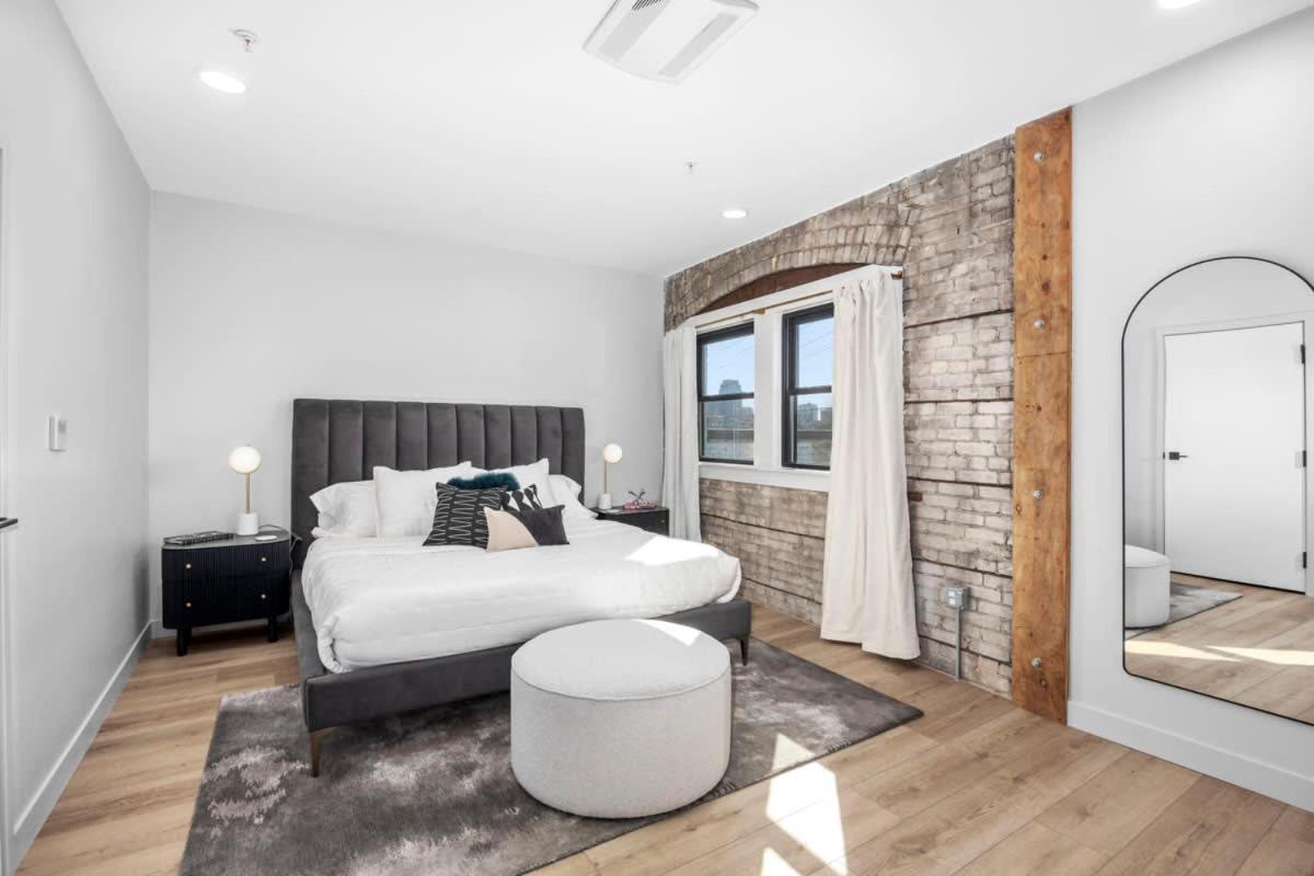 King With Walking Distance To Night Life Inn Grand Rapids