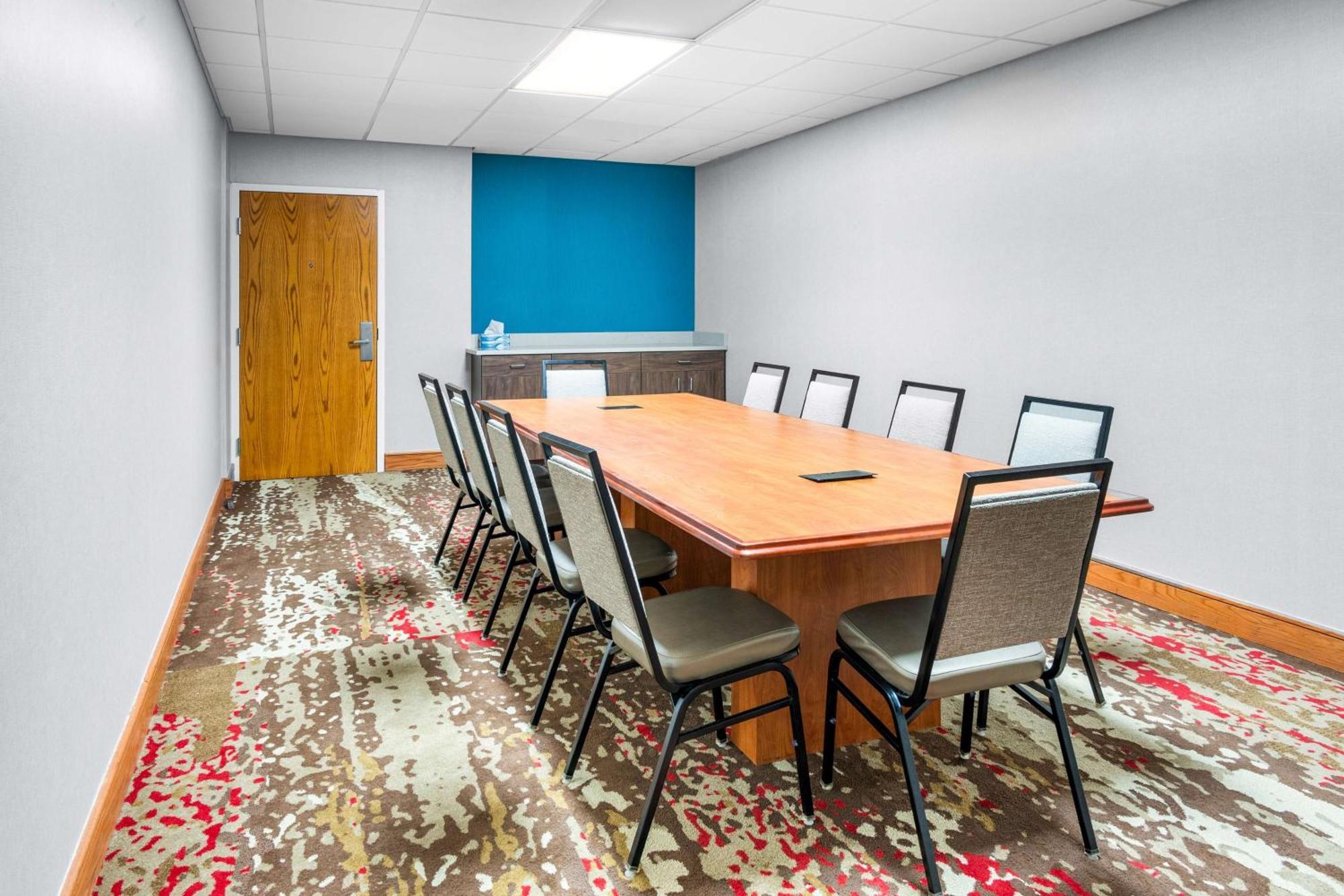 Hampton Grand Rapids/north Hotel 3*