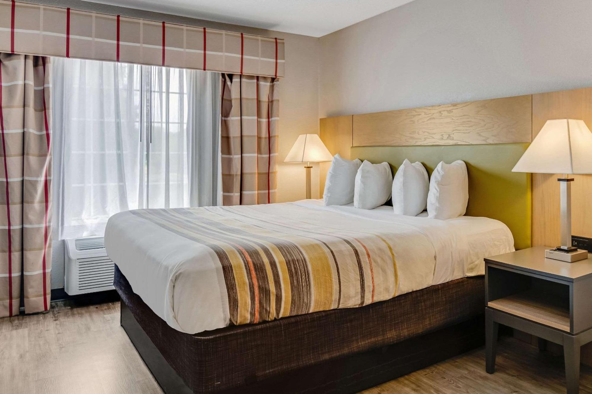 Country & By Radisson, Grand Rapids Airport, Mi Hotel