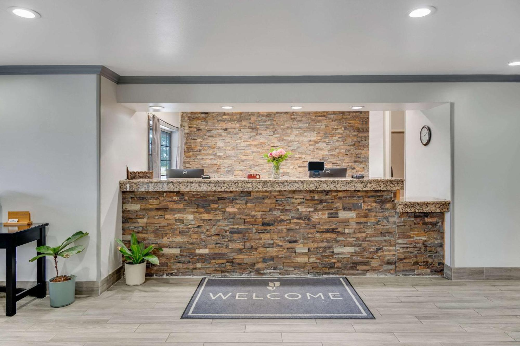 Country & By Radisson, Grand Rapids Airport, Mi 2*