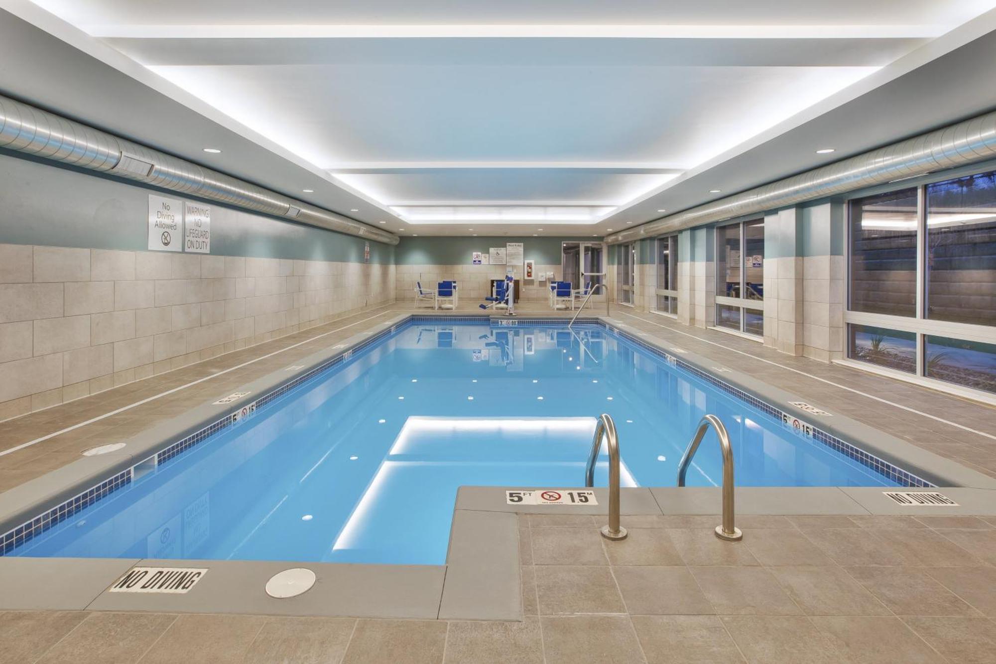 Hotel Express & Airport North By Ihg Grand Rapids