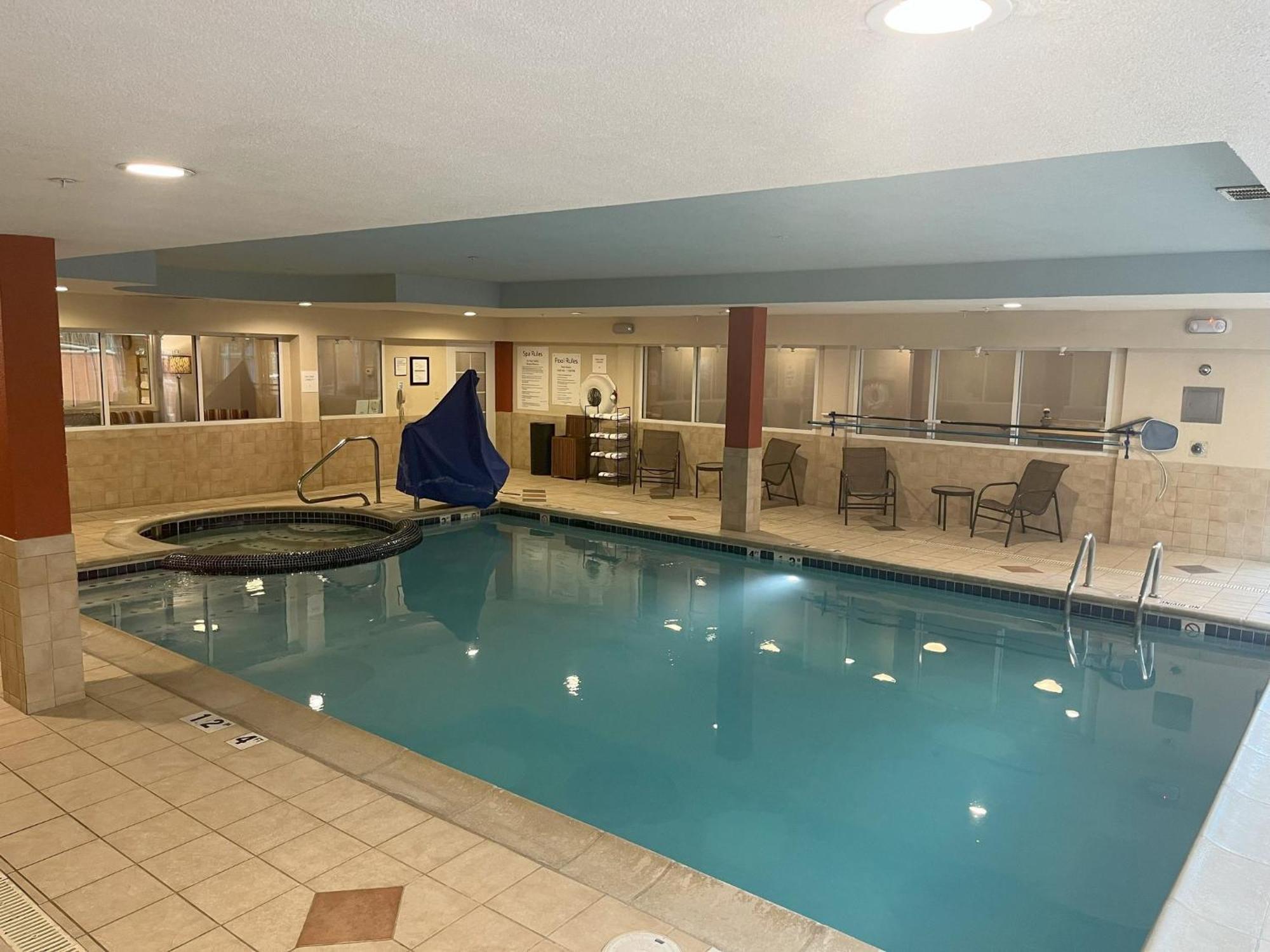 Hotel Express & Grand Rapids-north By Ihg 2*
