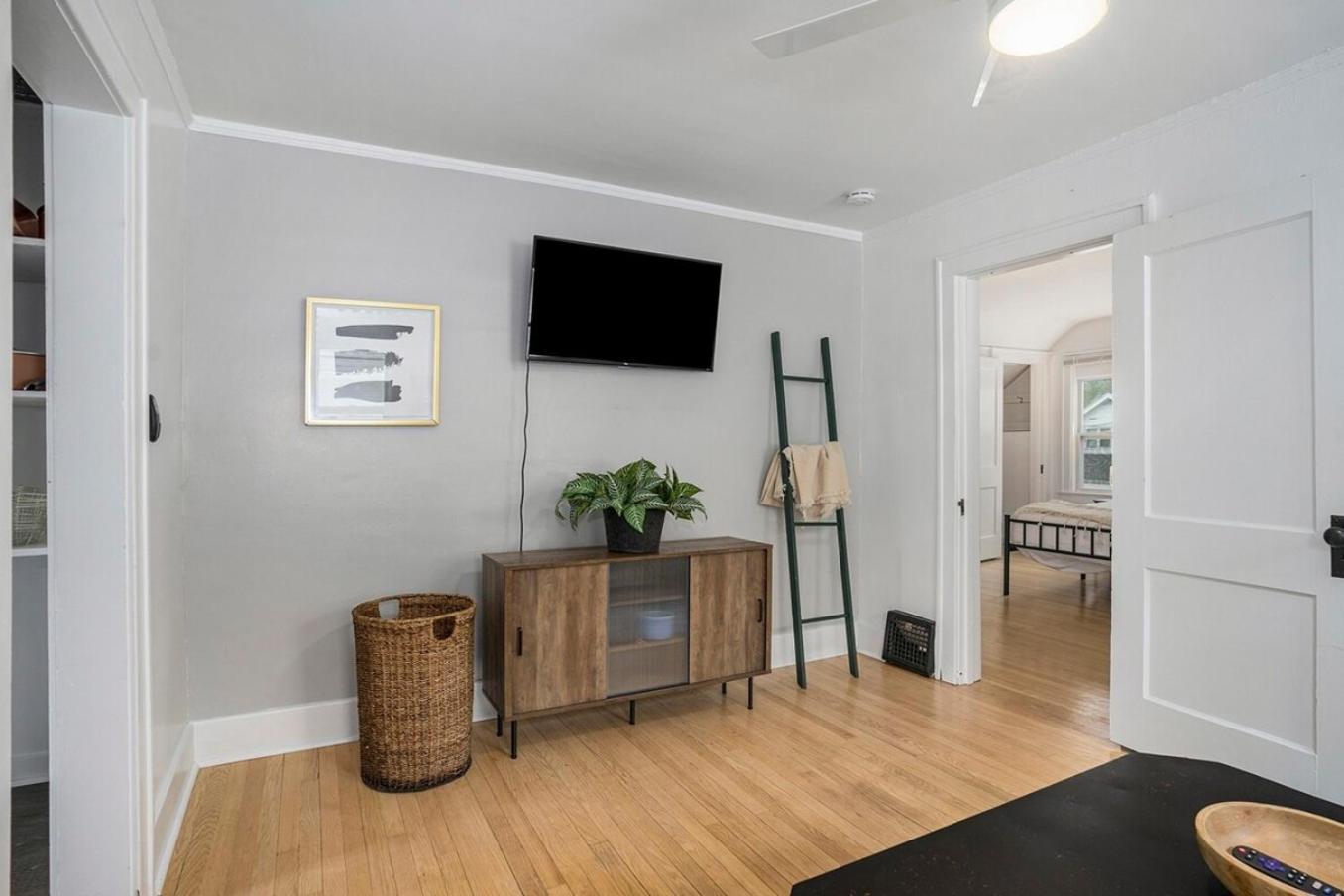 Apartment Contemporary Quarters - Modern Corporate Housing