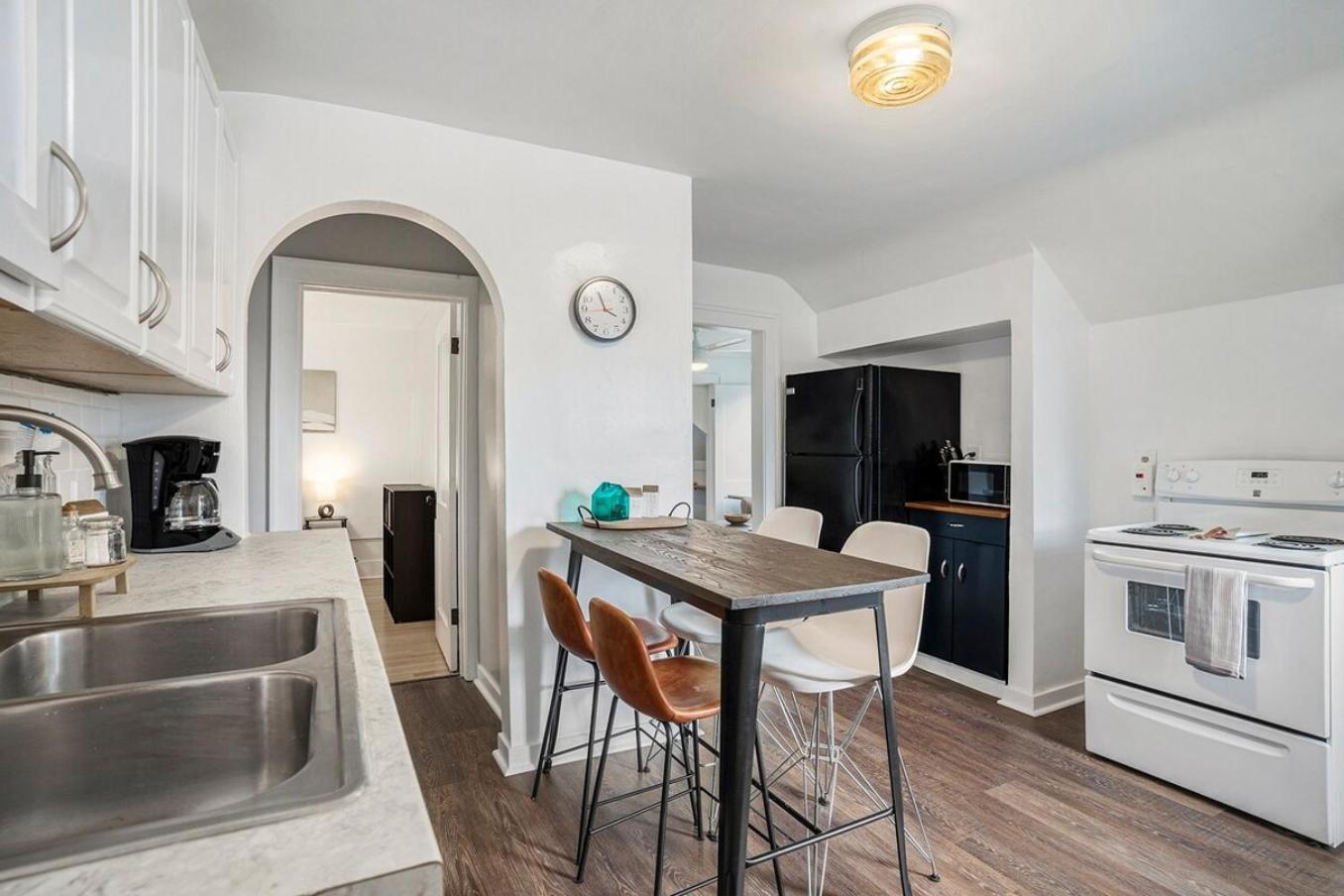 Contemporary Quarters - Modern Corporate Housing *