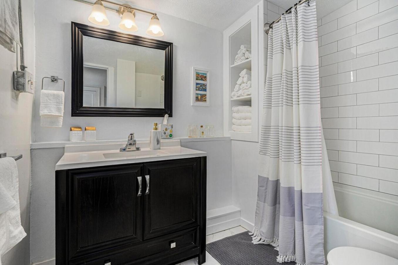 Apartment Contemporary Quarters - Modern Corporate Housing Grand Rapids