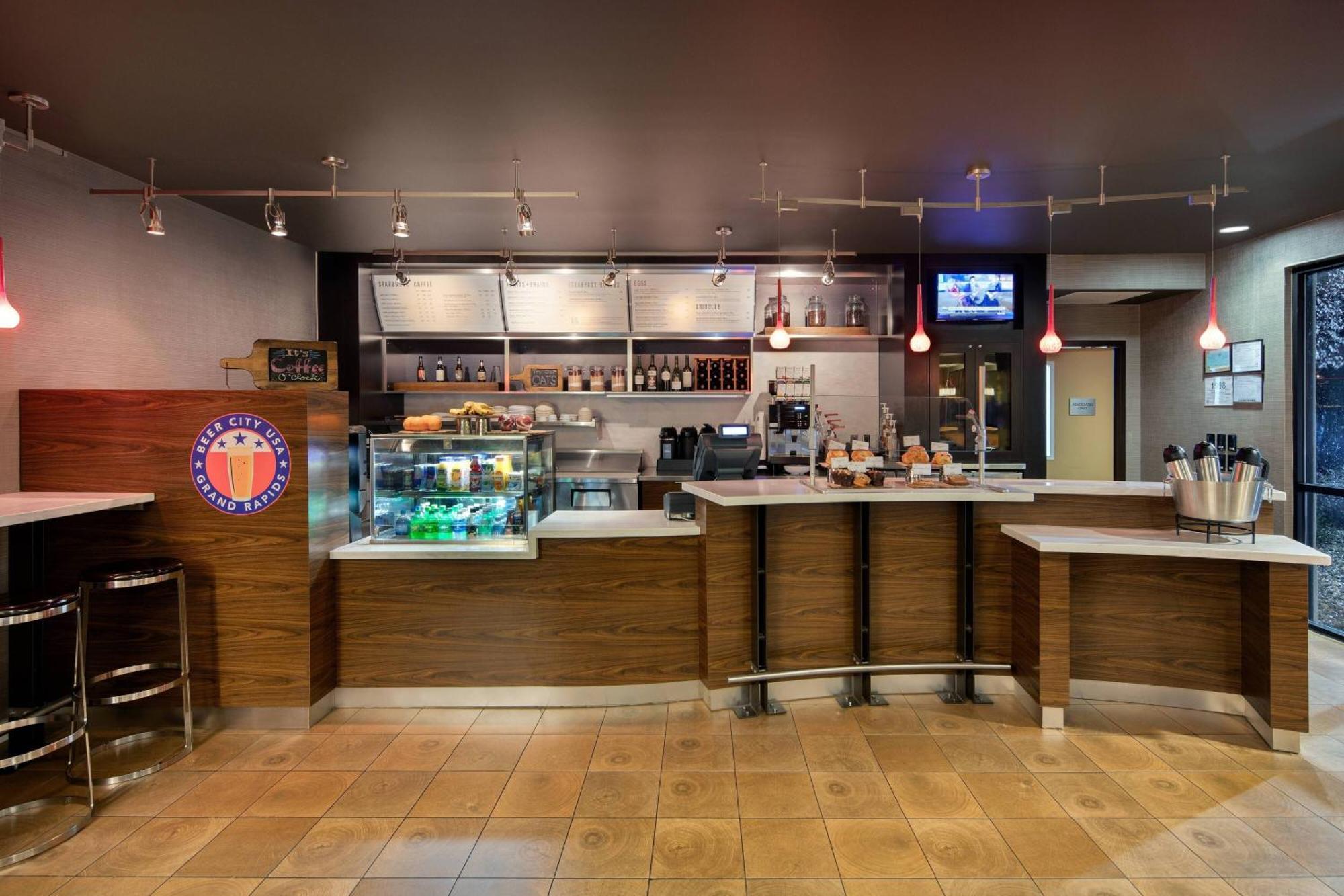 Hotel Courtyard Grand Rapids Airport 3*