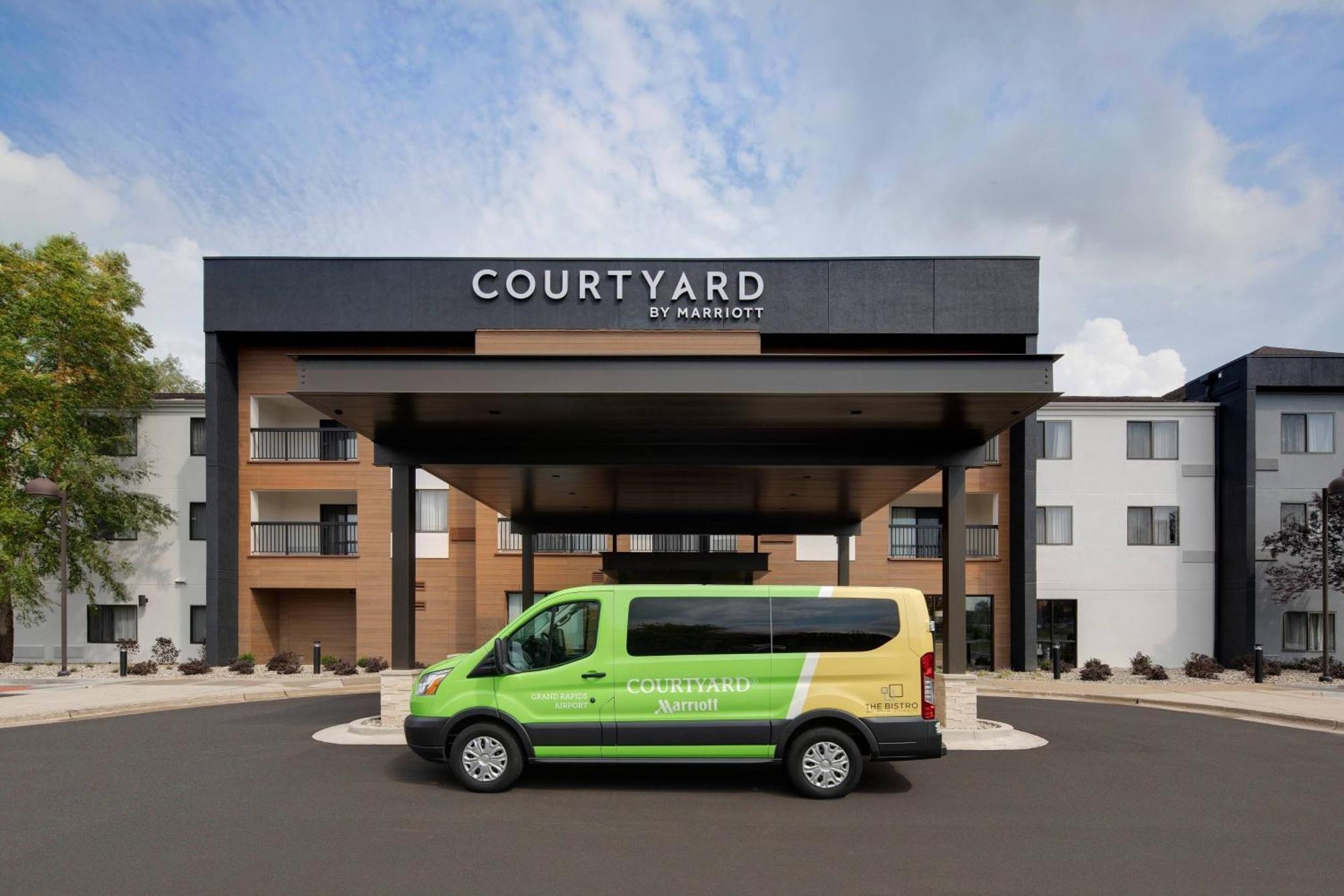 Courtyard Airport 3*