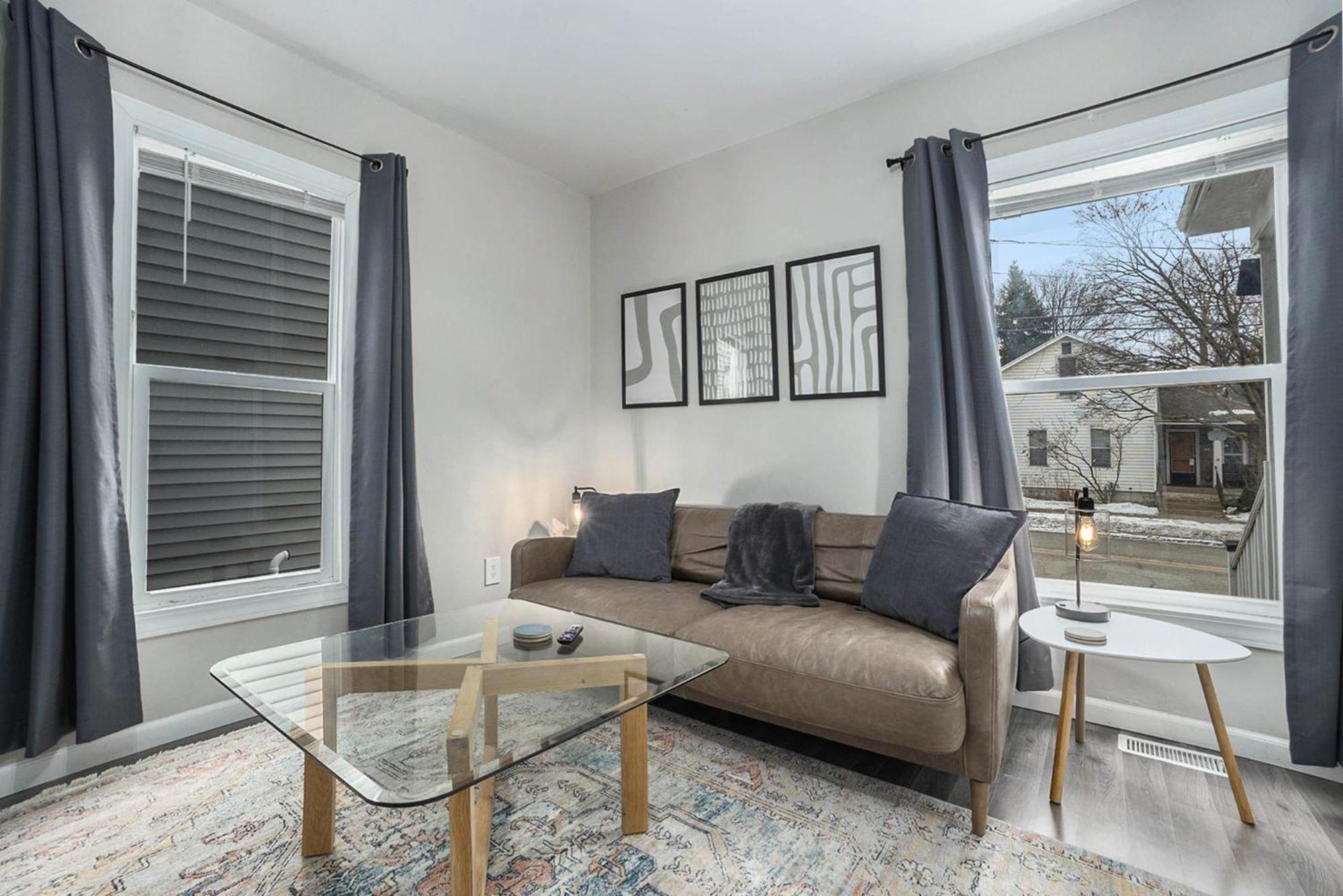 The Downtown Delight - New Corporate Downtown Apartment