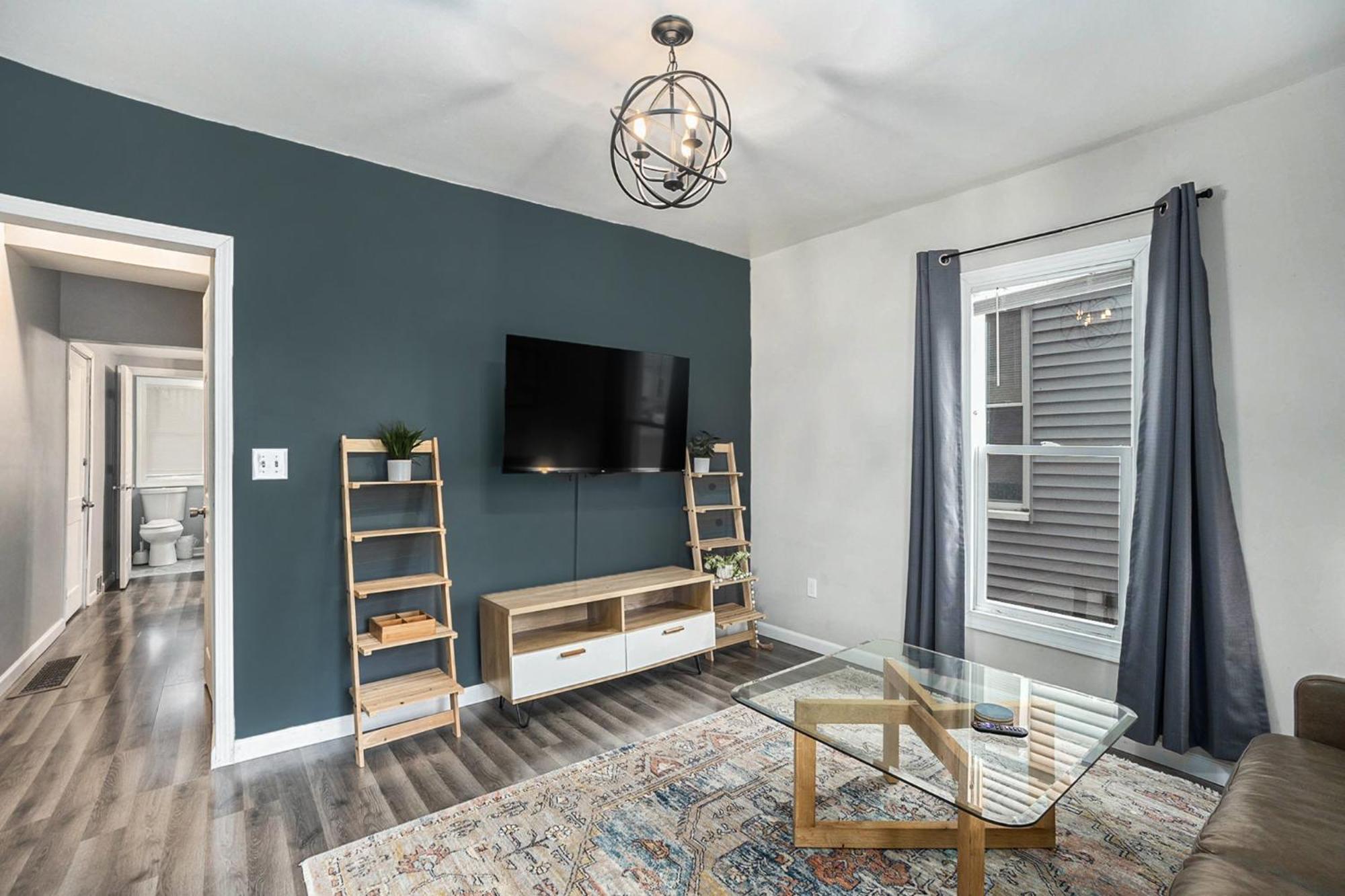 The Downtown Delight - New Corporate Downtown Apartment