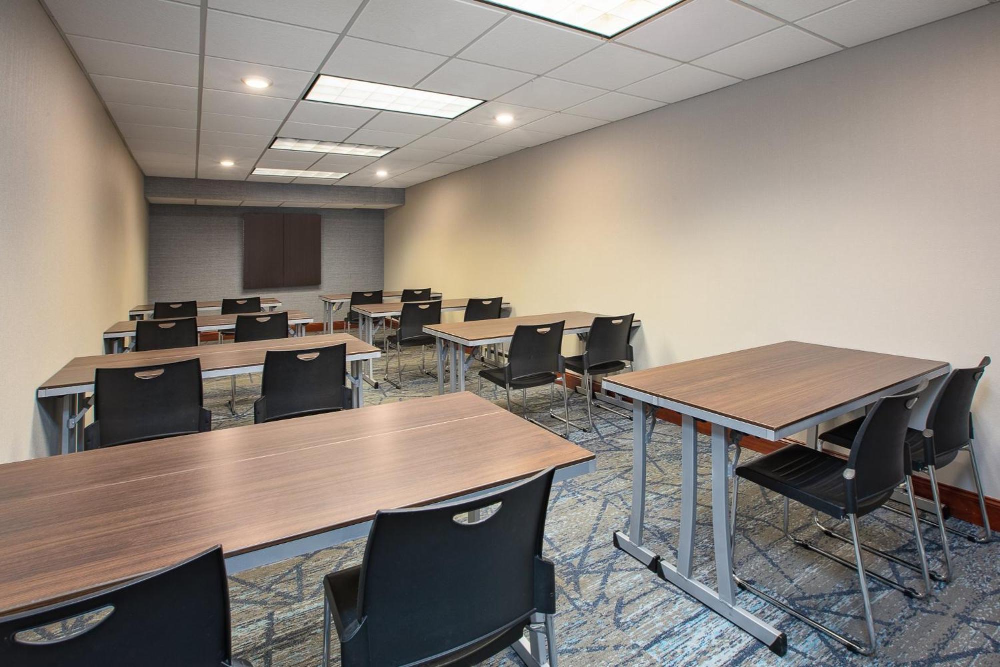 Hotel Express & Grand Rapids-north By Ihg 2*