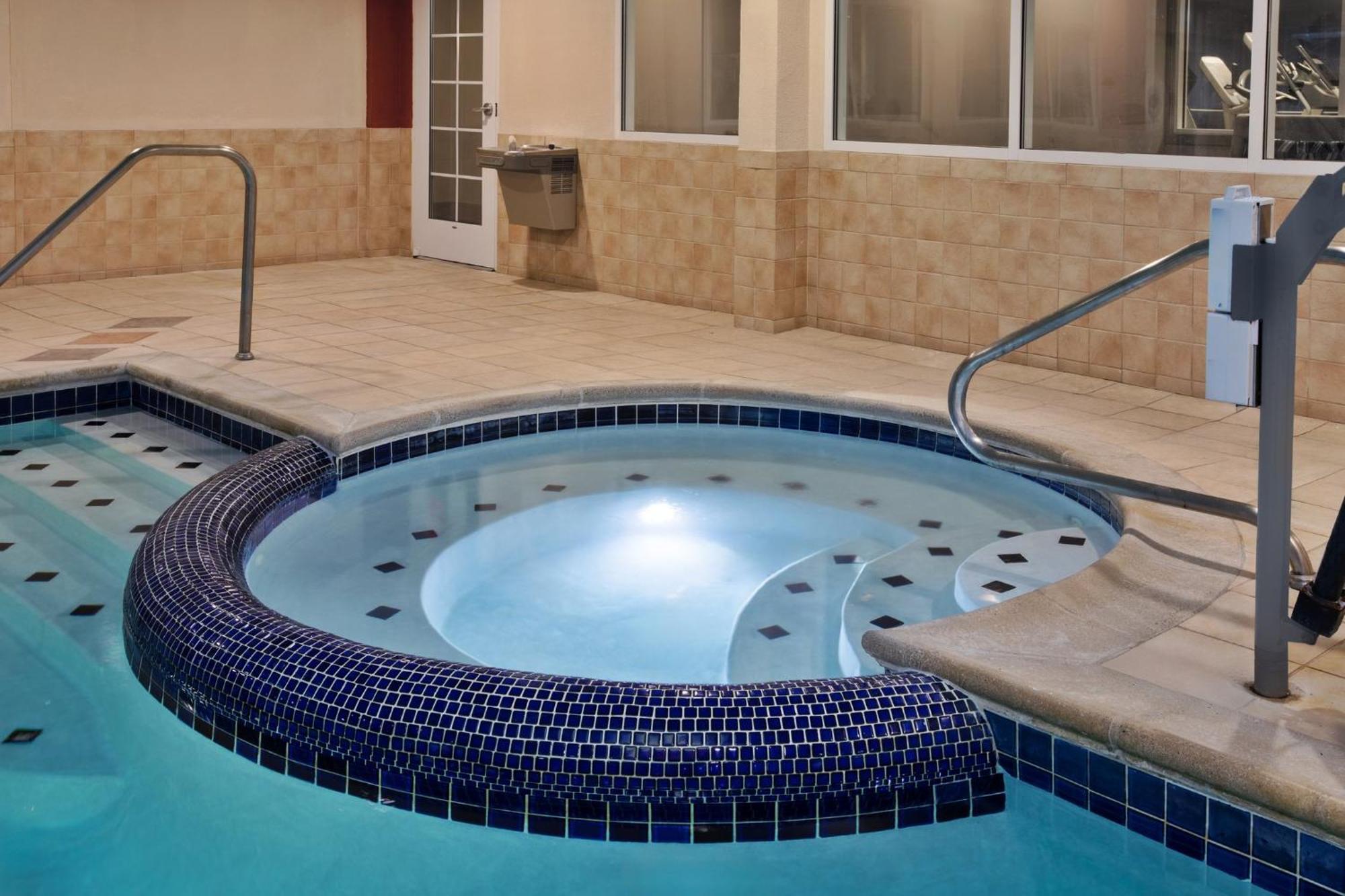 Express & Grand Rapids-north By Ihg Hotel 2*