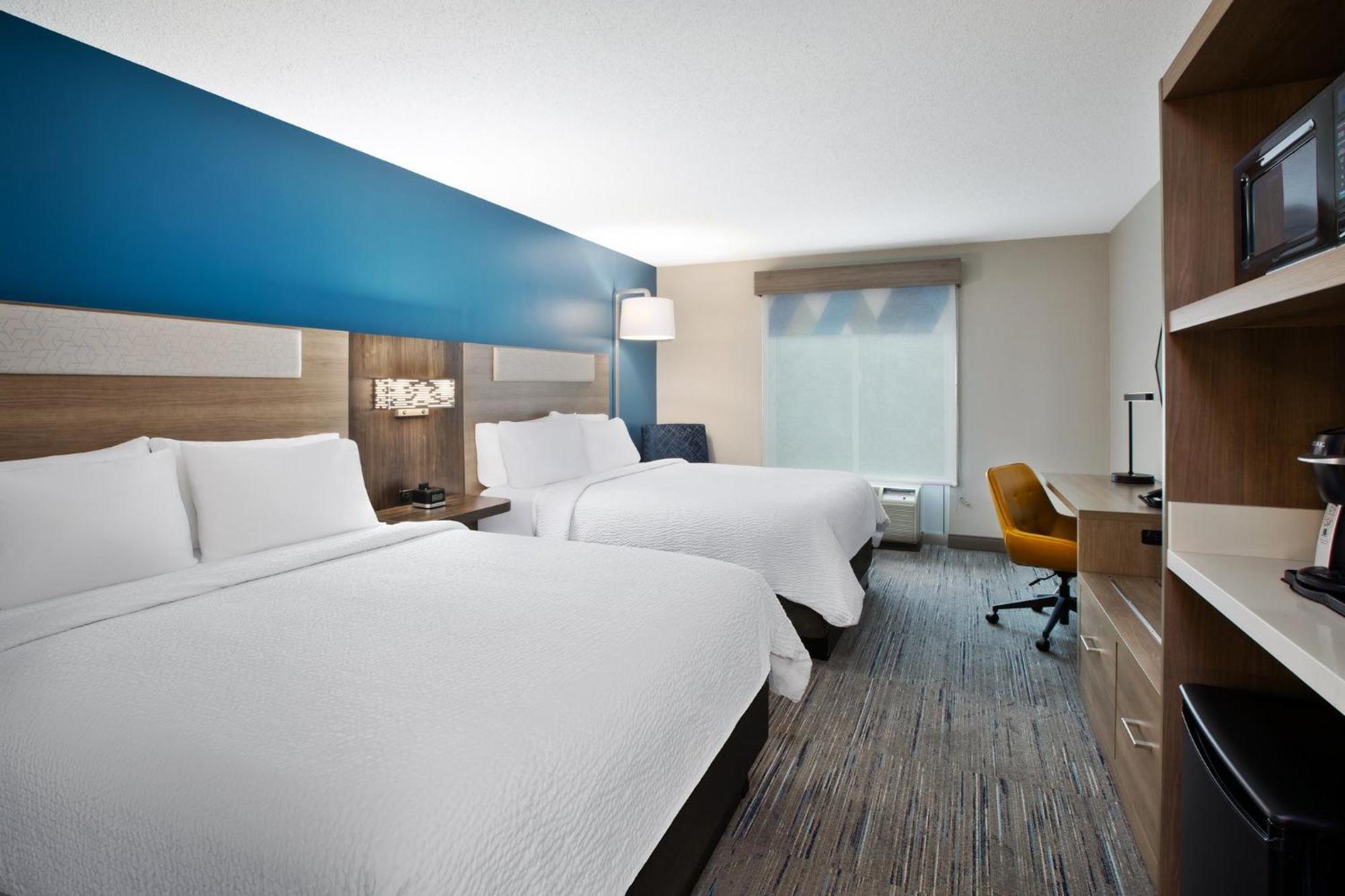 Hotel Express & Grand Rapids-north By Ihg 2*