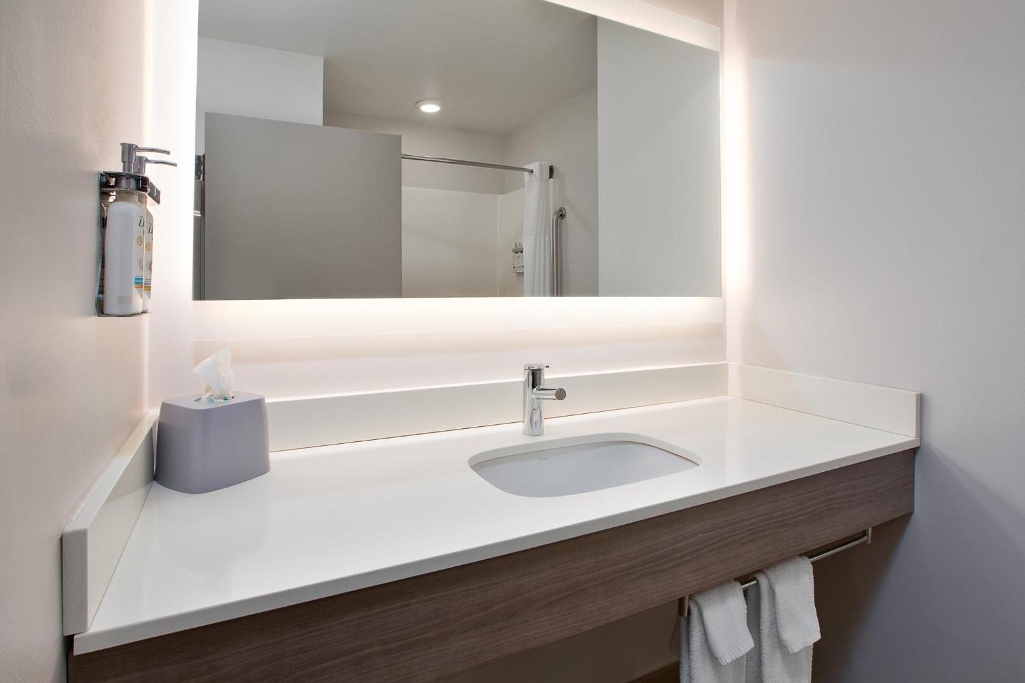 Hotel Express & Grand Rapids-north By Ihg 2*