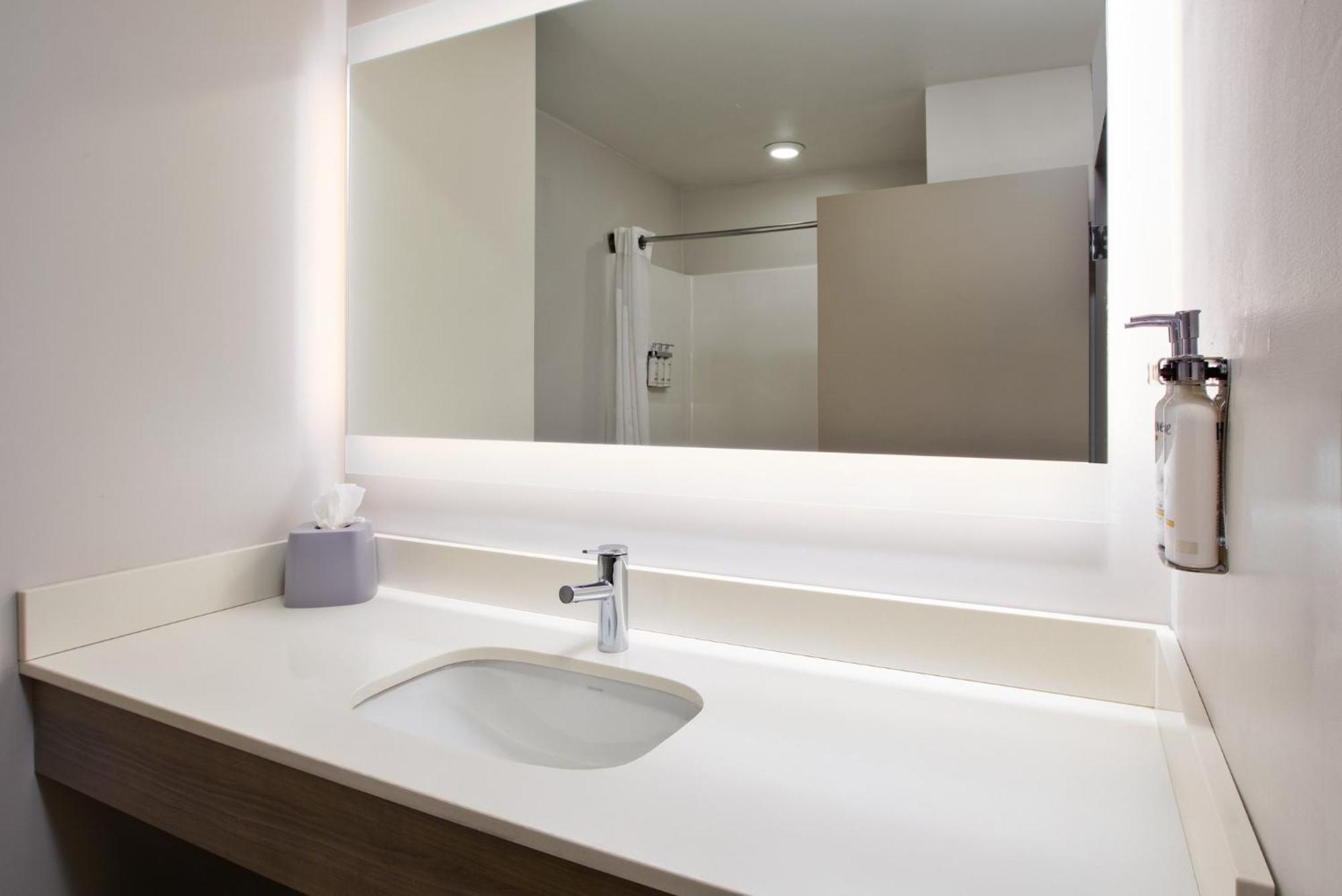 Express & Grand Rapids-north By Ihg Hotel