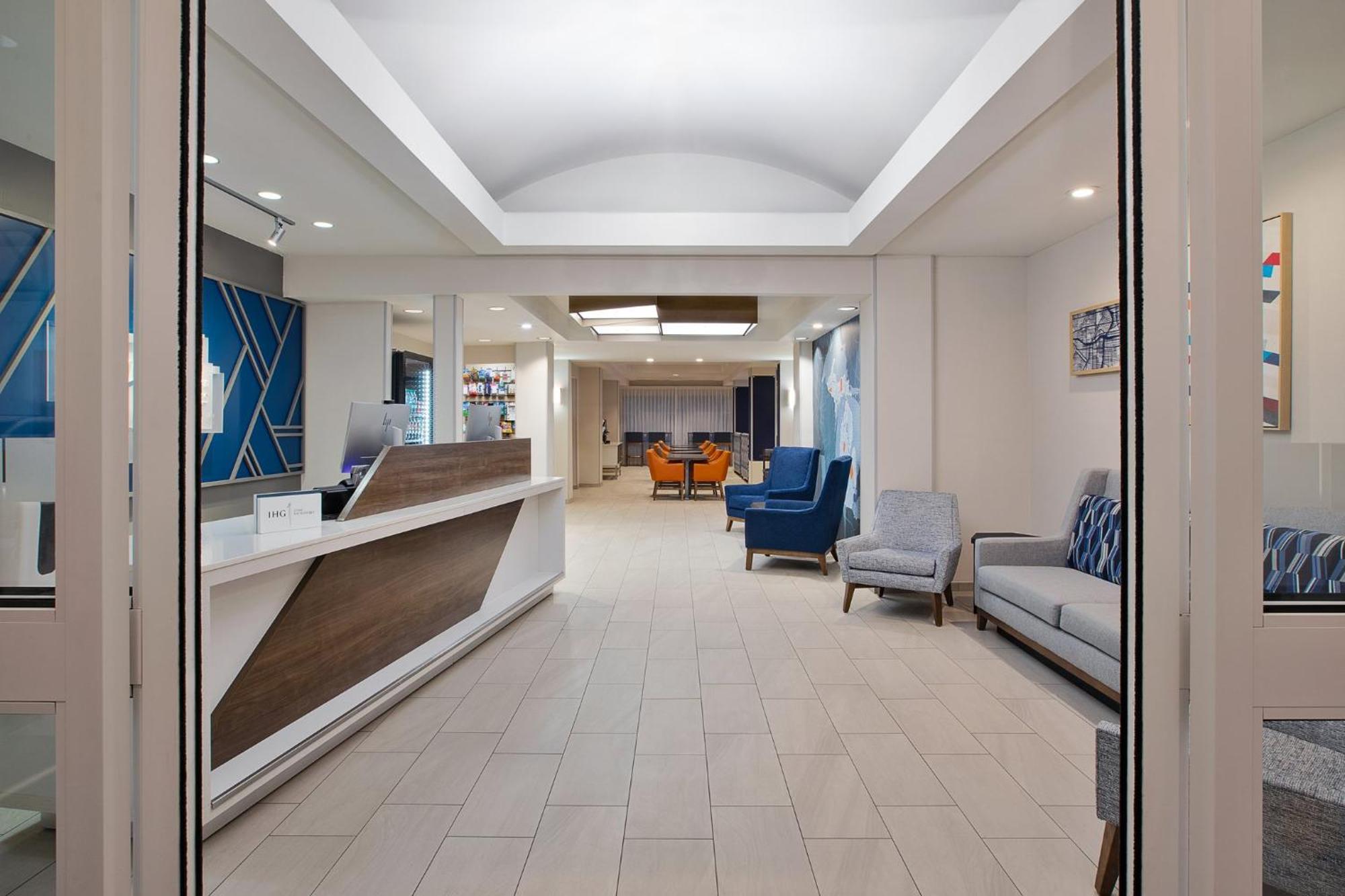 Hotel Express & Grand Rapids-north By Ihg 2*