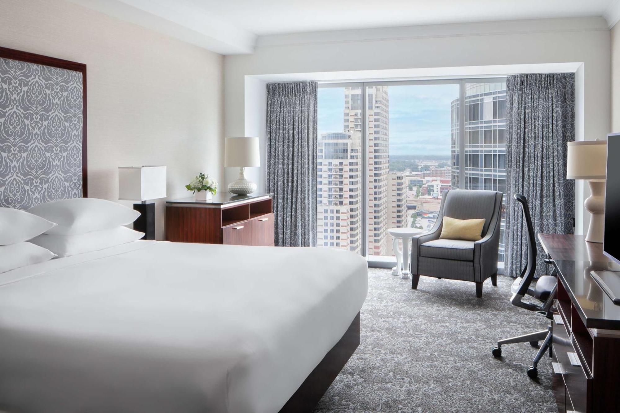 Hotel Amway Grand Plaza Hotel, Curio Collection By Hilton