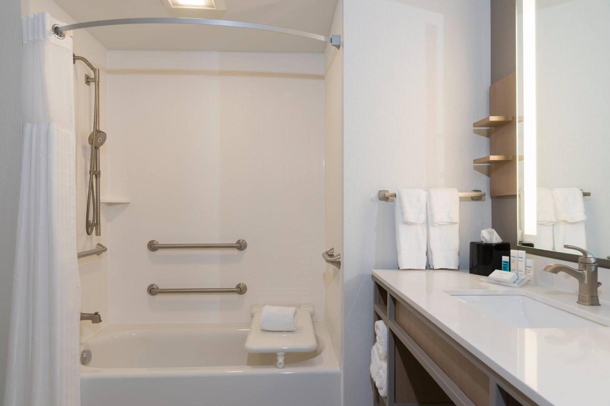 Hilton Garden Inn Grand Rapids East 3*