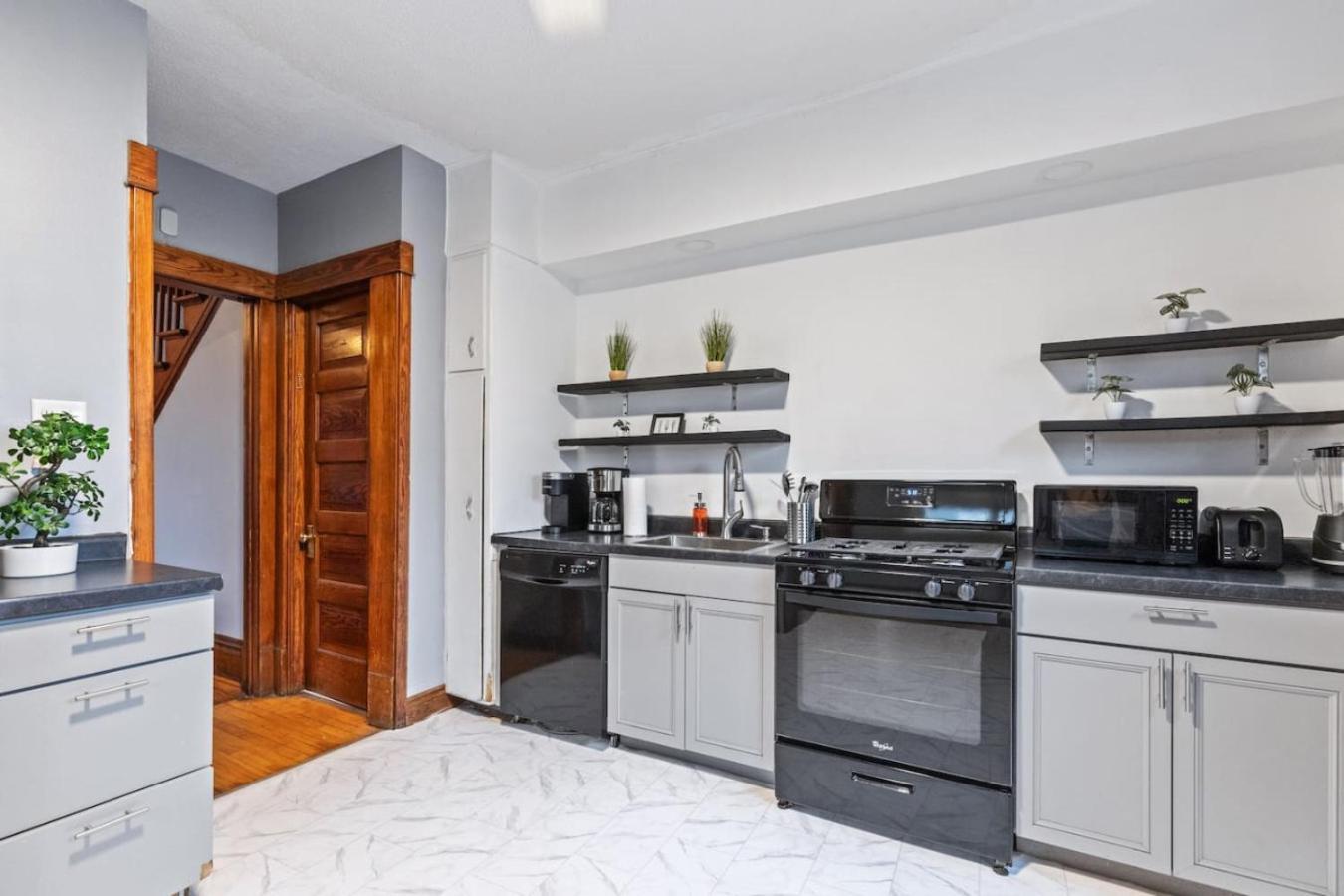Stylish Near Heart Of Downtown Sleeps 8 Holiday home *