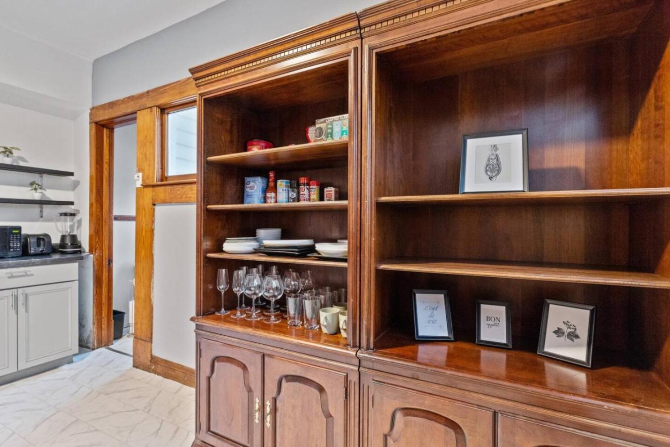 Stylish Near Heart Of Downtown Sleeps 8