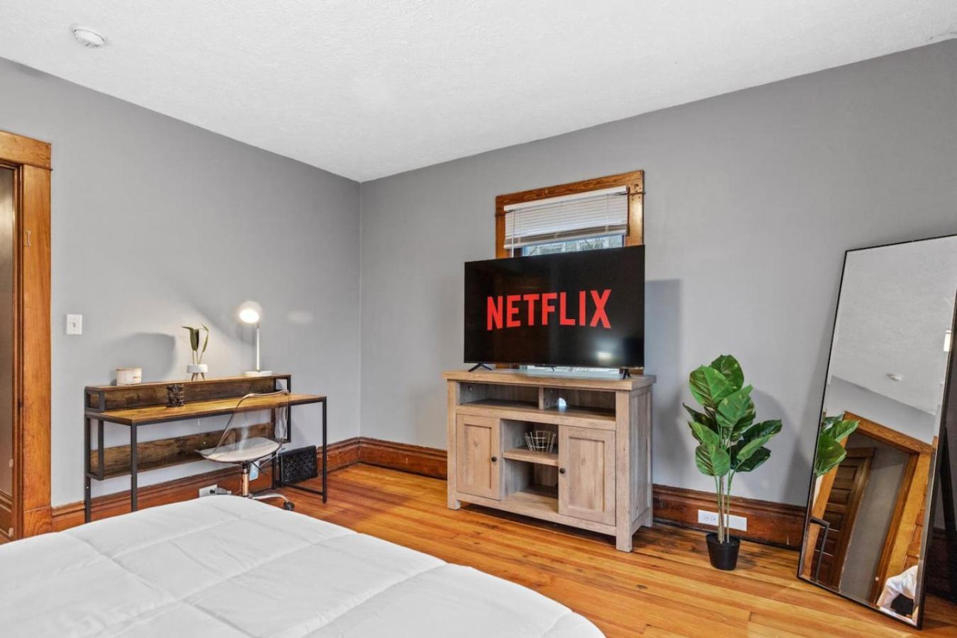 Stylish Near Heart Of Downtown Sleeps 8 Grand Rapids