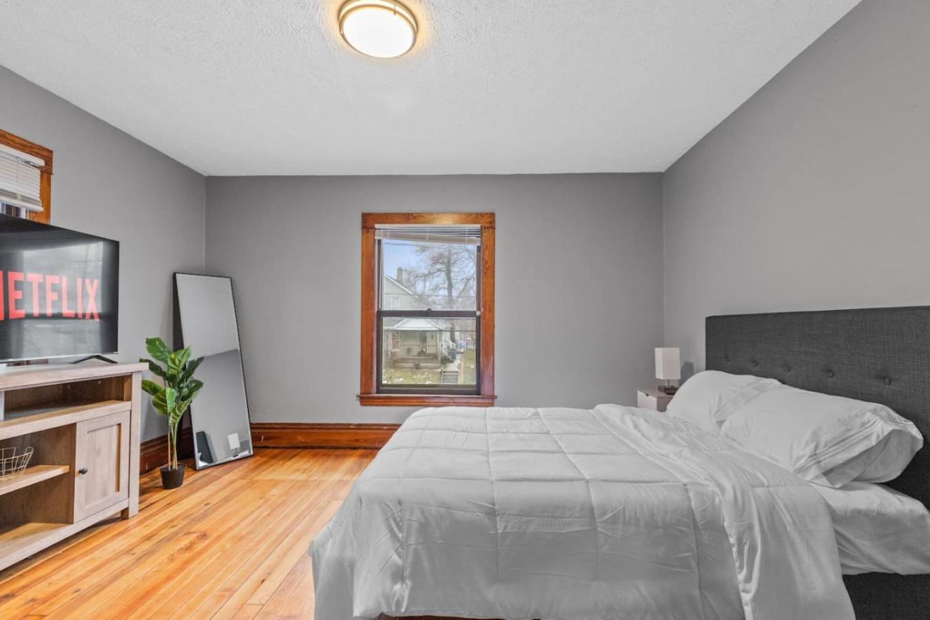 Stylish Near Heart Of Downtown Sleeps 8 Holiday home *