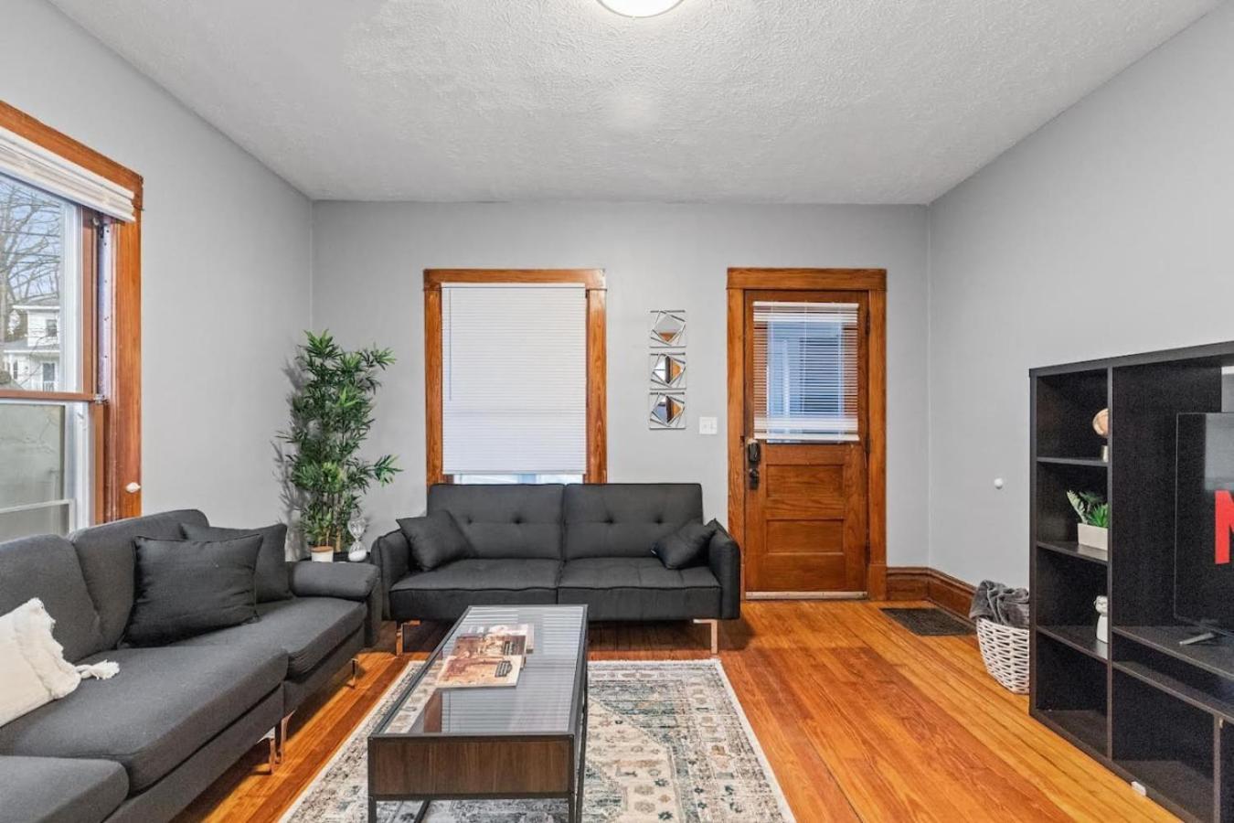 Stylish Near Heart Of Downtown Sleeps 8 * Grand Rapids