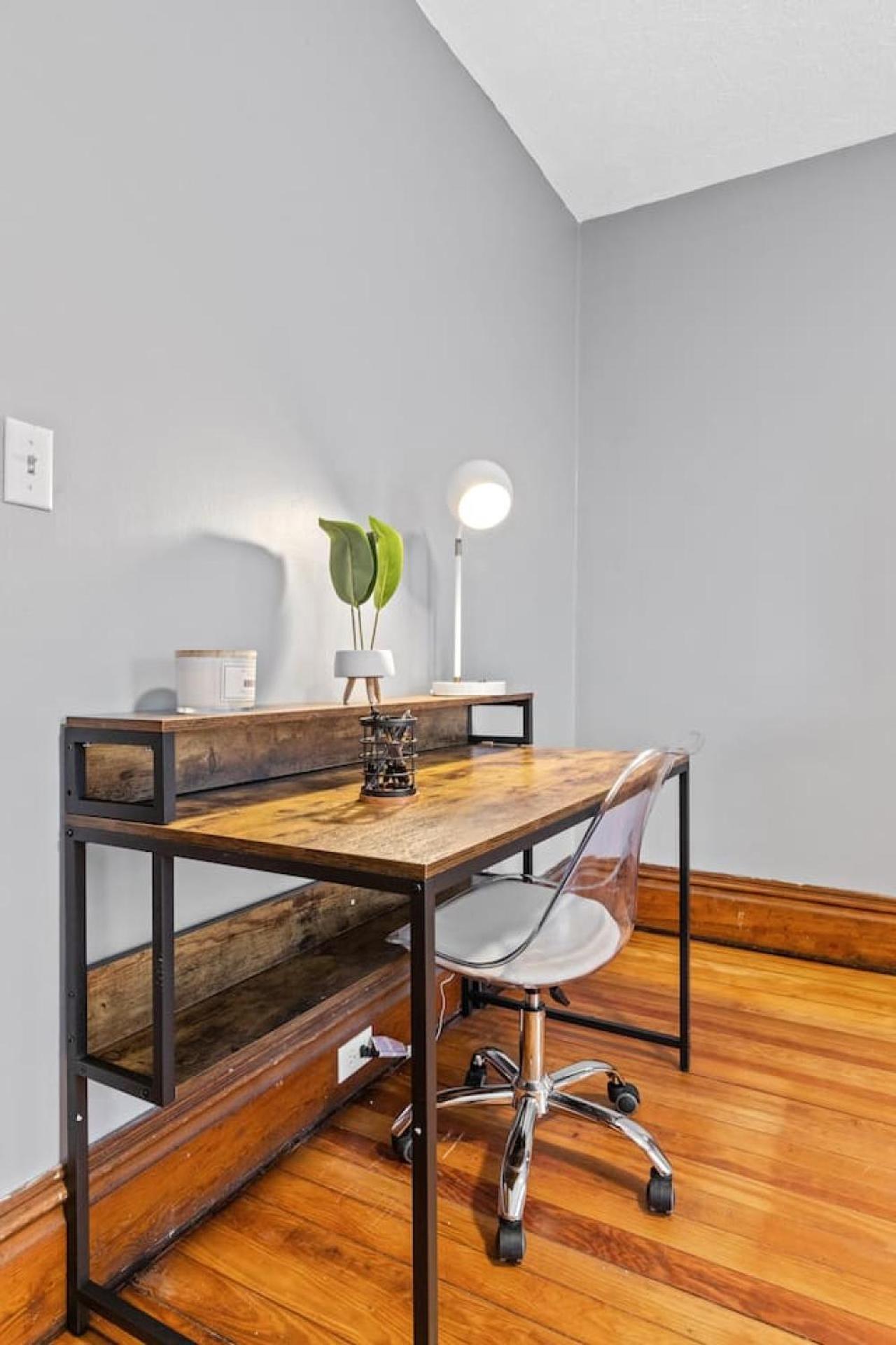 Holiday home Stylish Near Heart Of Downtown Sleeps 8 *