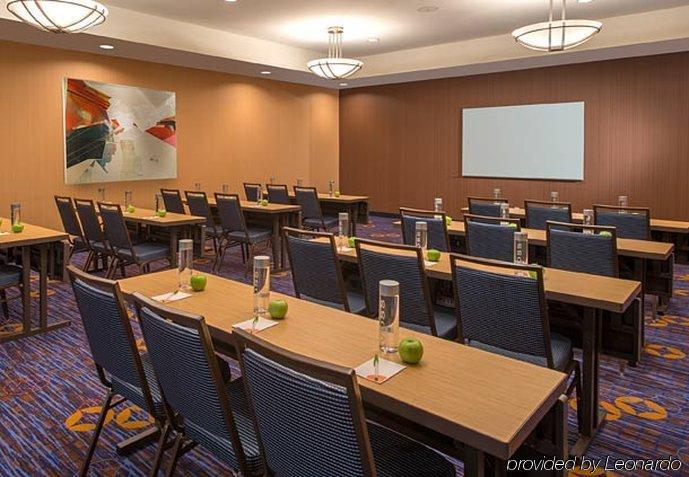 Courtyard Grand Rapids Airport 3*
