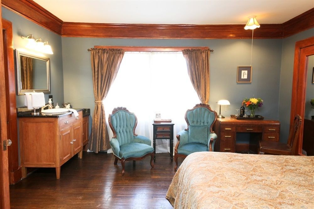 Leonard At Logan House Bed & Breakfast