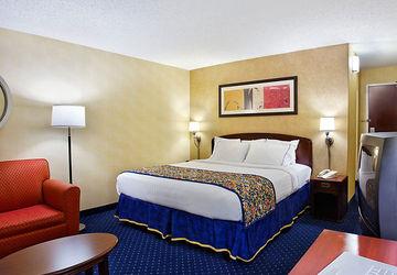 Courtyard Airport Hotel 3*