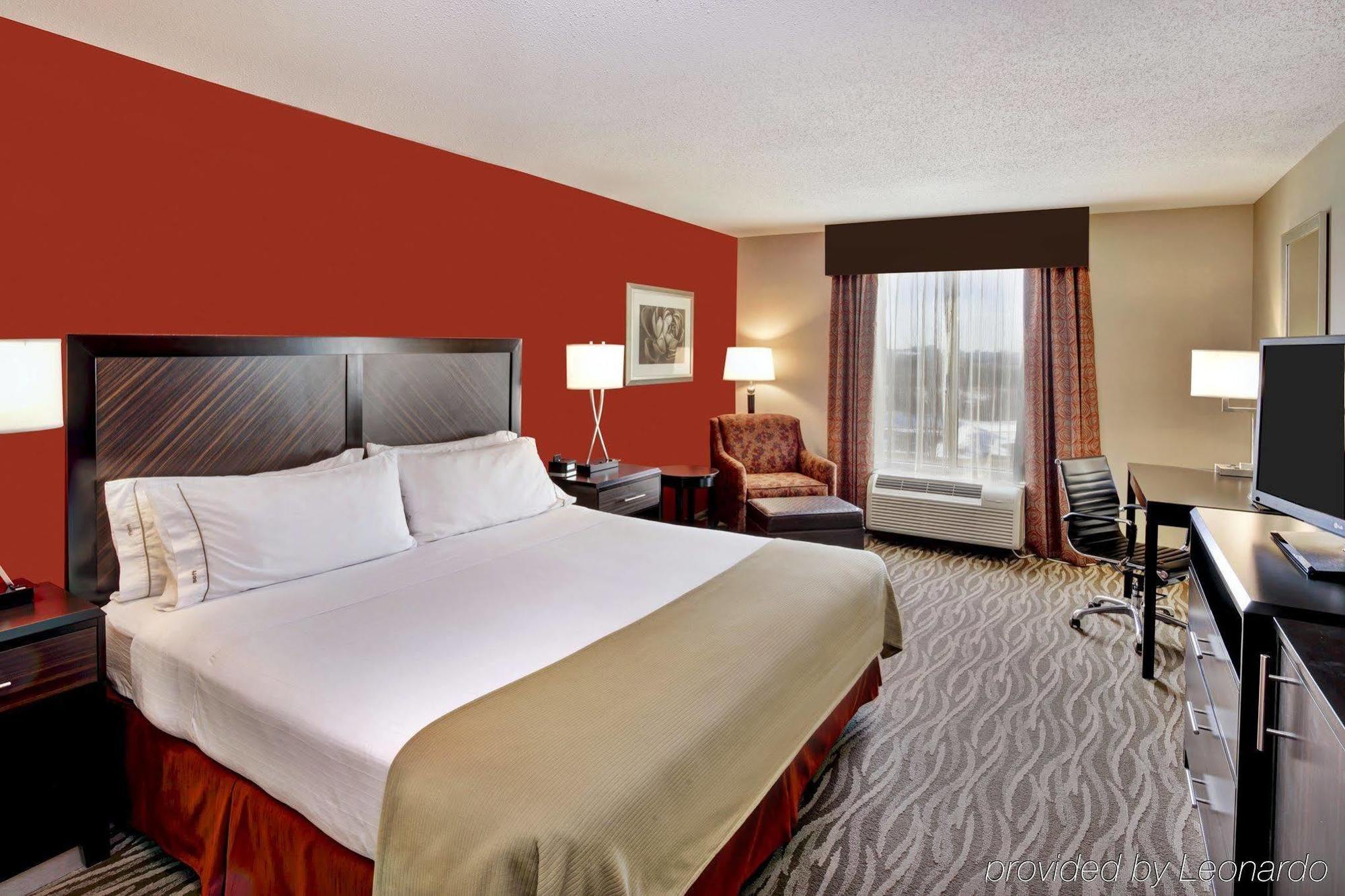 Express & Grand Rapids-north By Ihg Hotel 2*