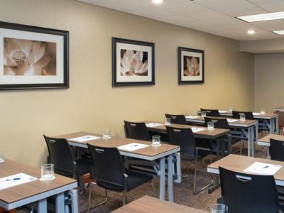 Express & Grand Rapids-north By Ihg Hotel 2*