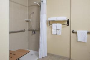 Courtyard Airport Hotel 3*