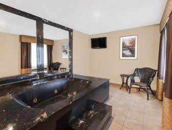 Hotel Baymont By Wyndham Airport 2*
