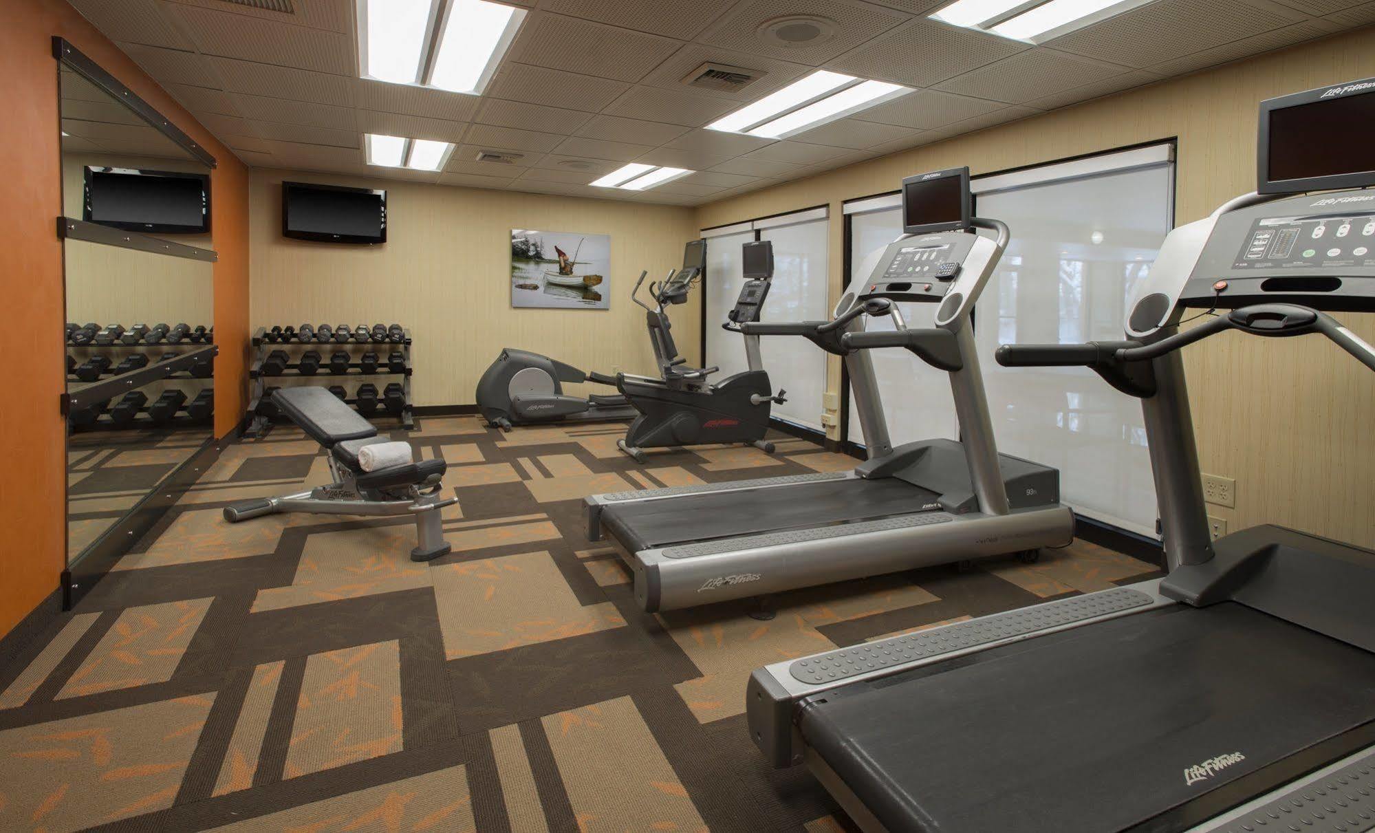 Courtyard Airport Hotel 3*