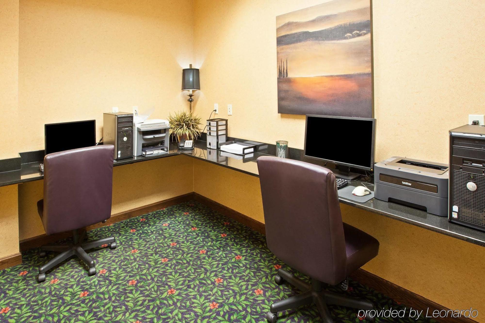 Hotel Country & By Radisson, East, Mi 2*