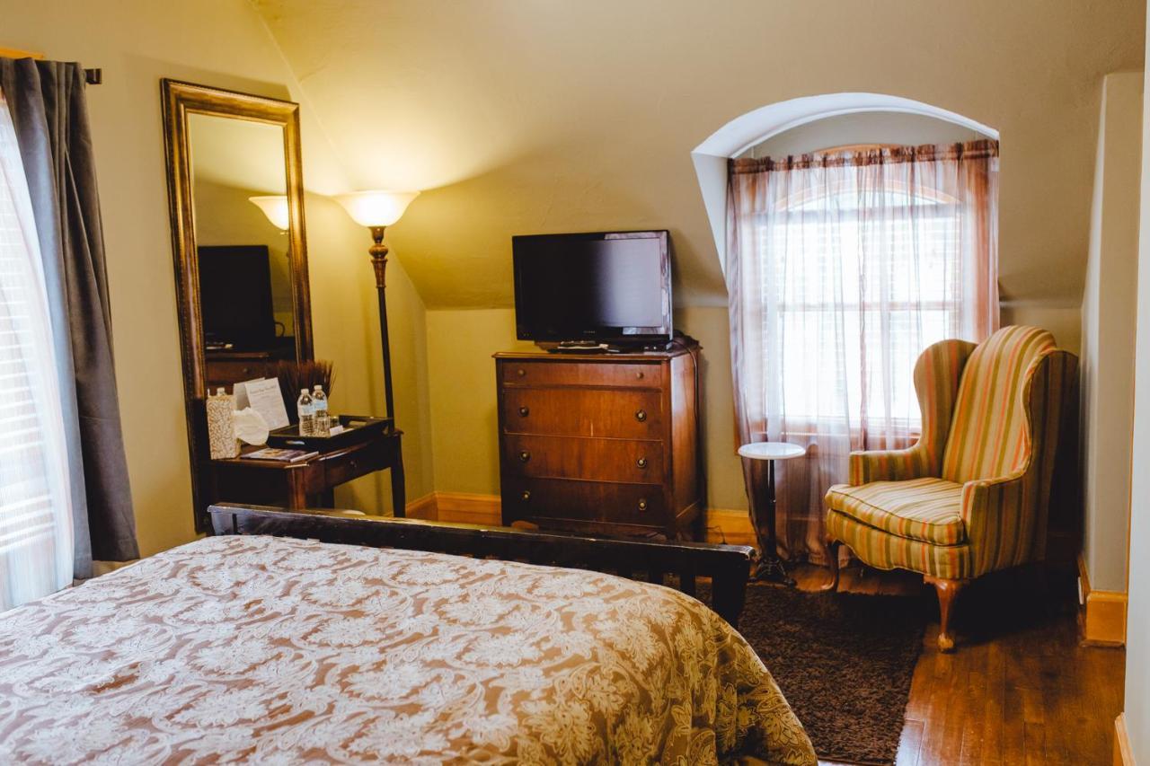 Leonard At Logan House 3*