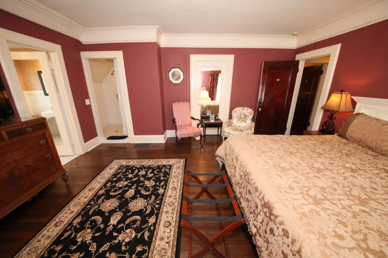 Leonard At Logan House Bed & Breakfast
