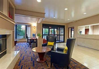 Courtyard Airport 3*