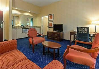 Courtyard Airport Hotel 3*