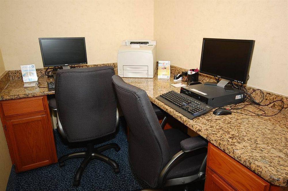 Hotel Clarion & Airport 3*
