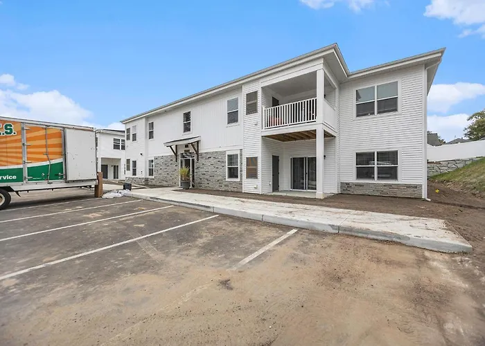 Modern Manor - Brand New Corporate Apt Downtown
