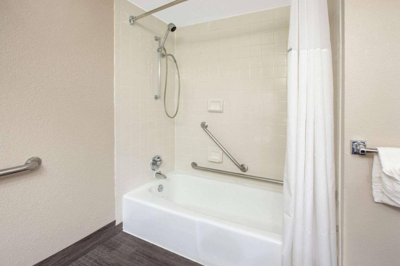 Hotel Baymont By Wyndham Near Downtown Grand Rapids