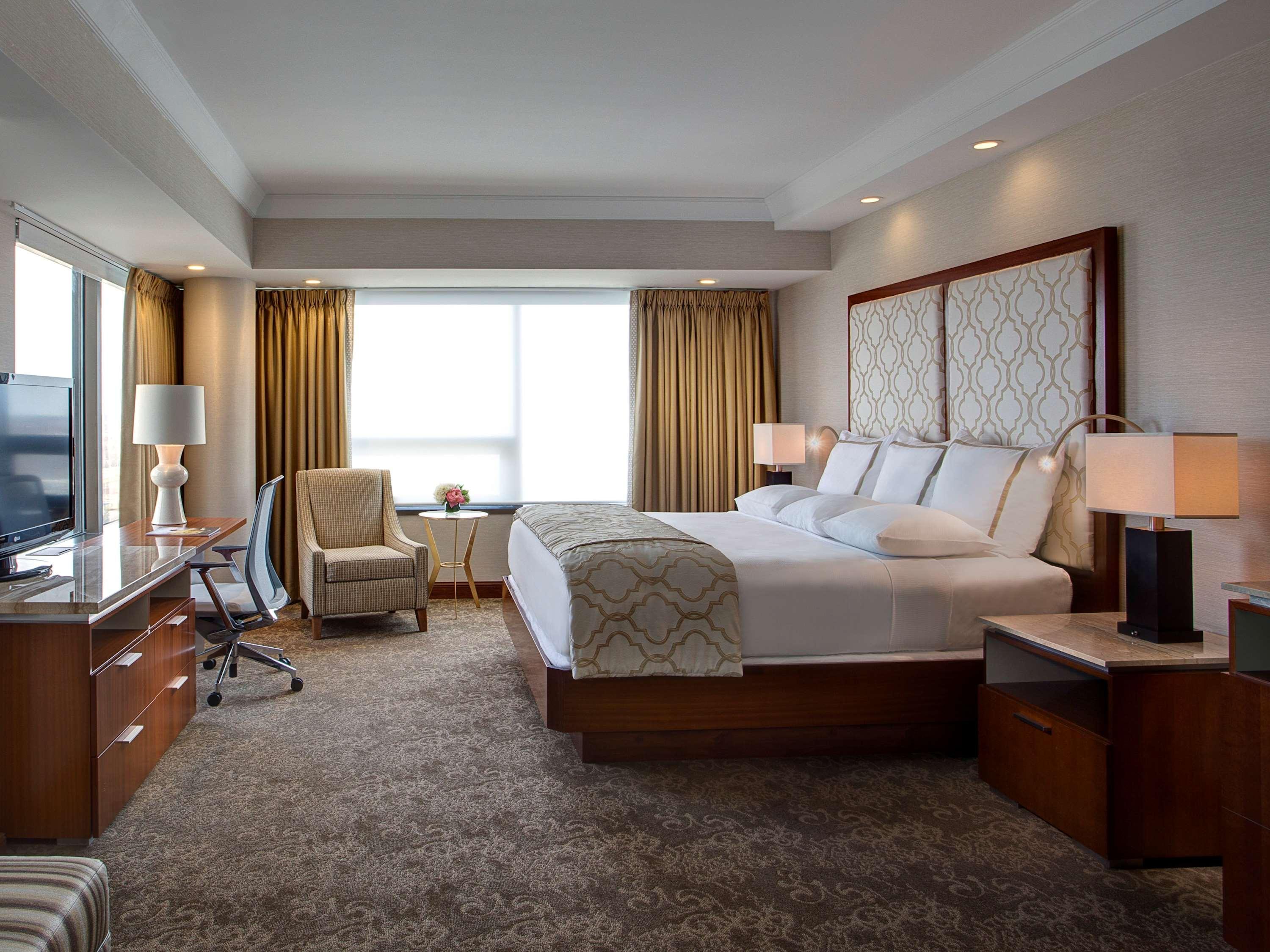 Amway Grand Plaza Hotel, Curio Collection By Hilton Hotel