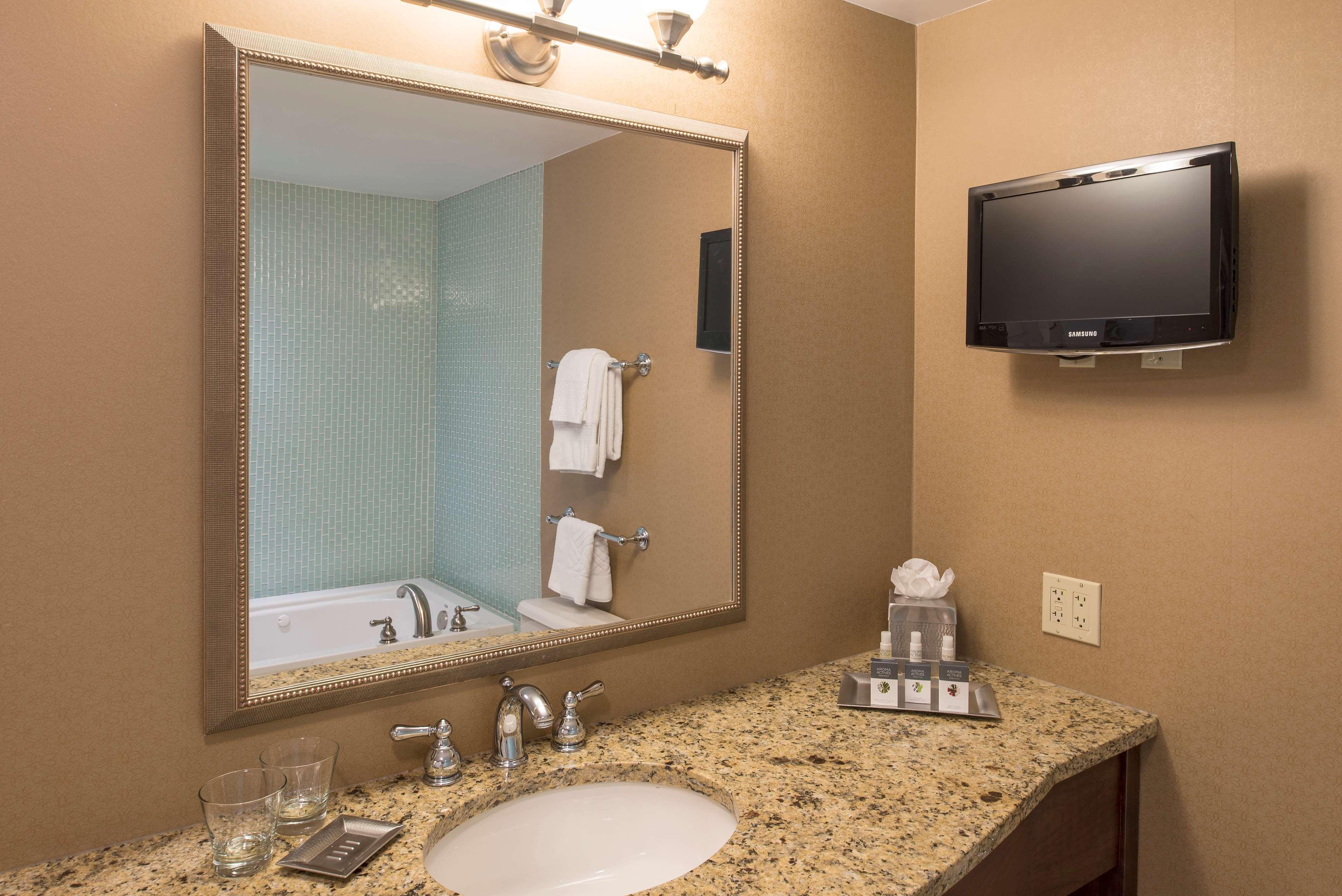 Doubletree By Hilton Airport