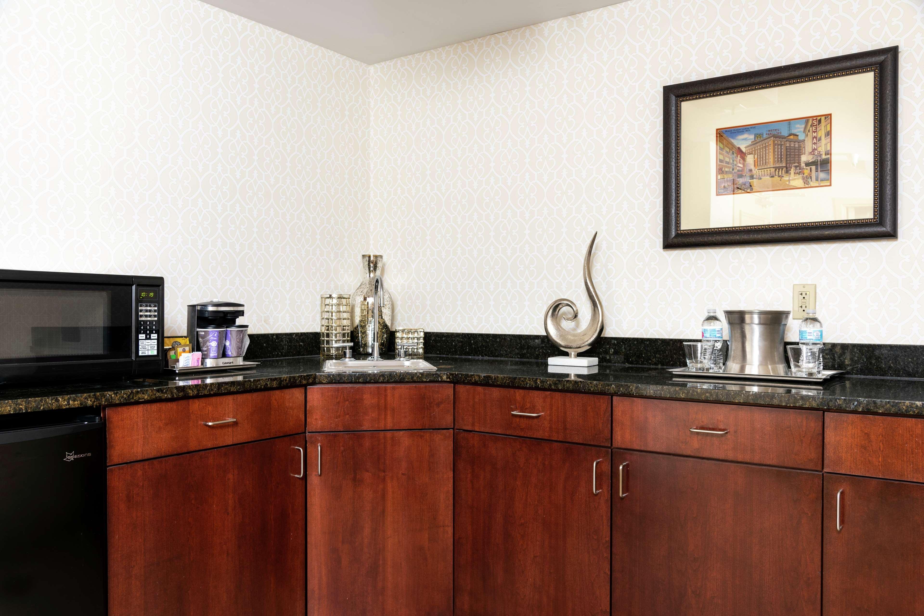 Doubletree By Hilton Airport Hotel