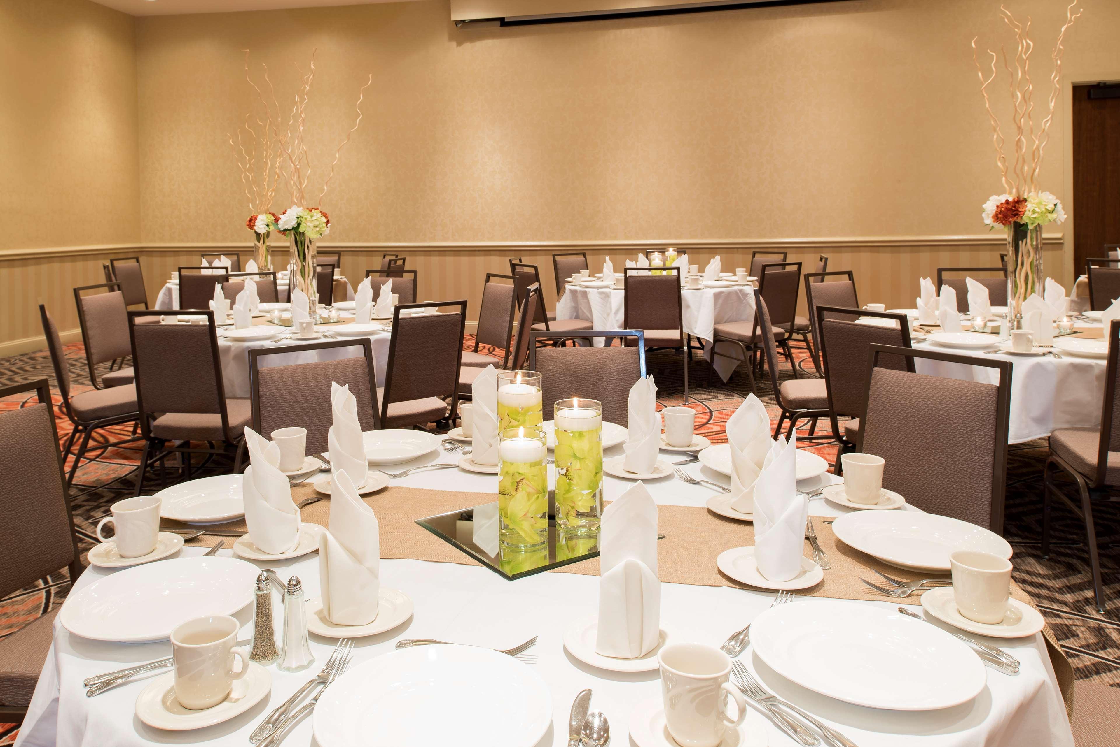 Hotel Doubletree By Hilton Airport Grand Rapids