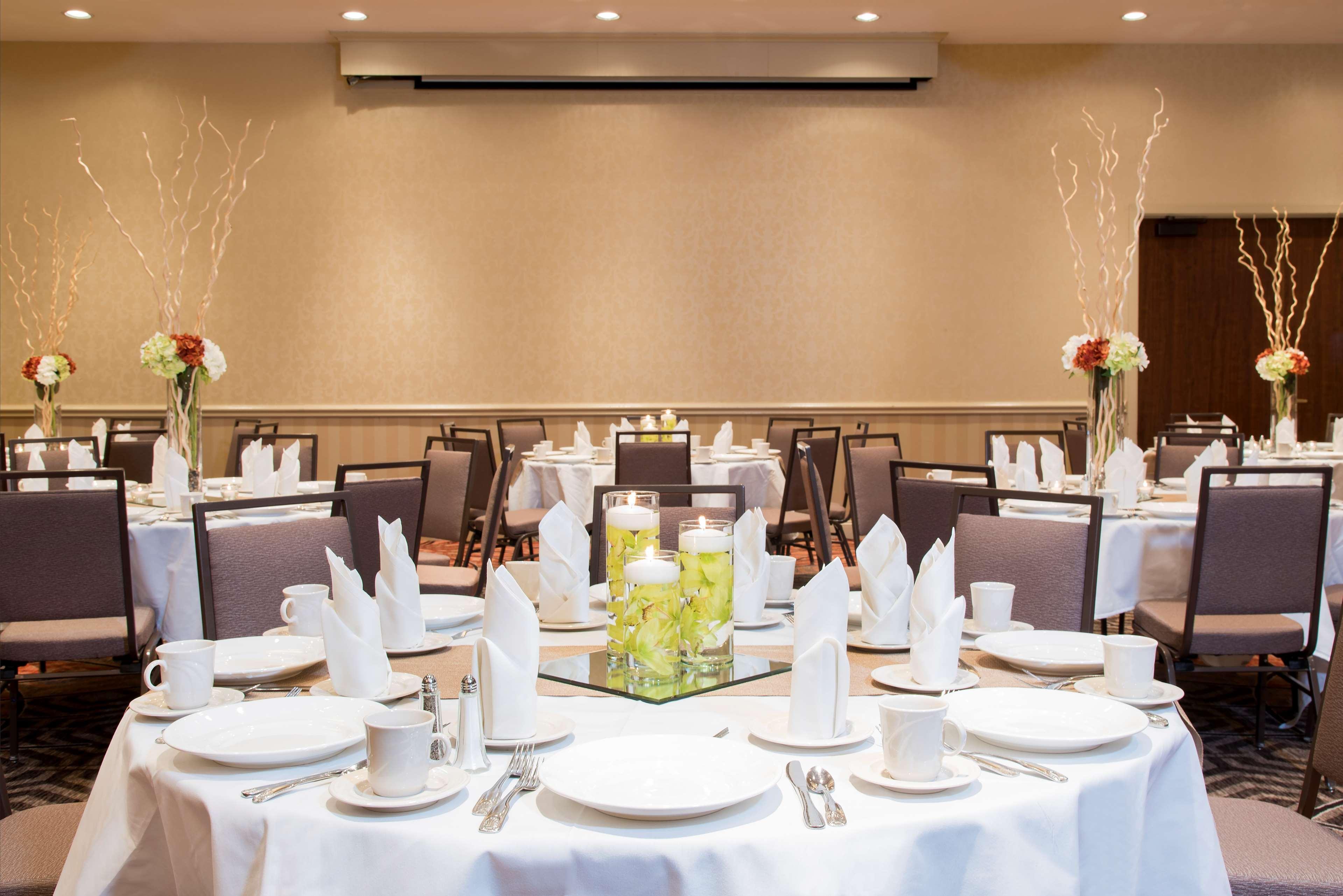 Hotel Doubletree By Hilton Airport Grand Rapids