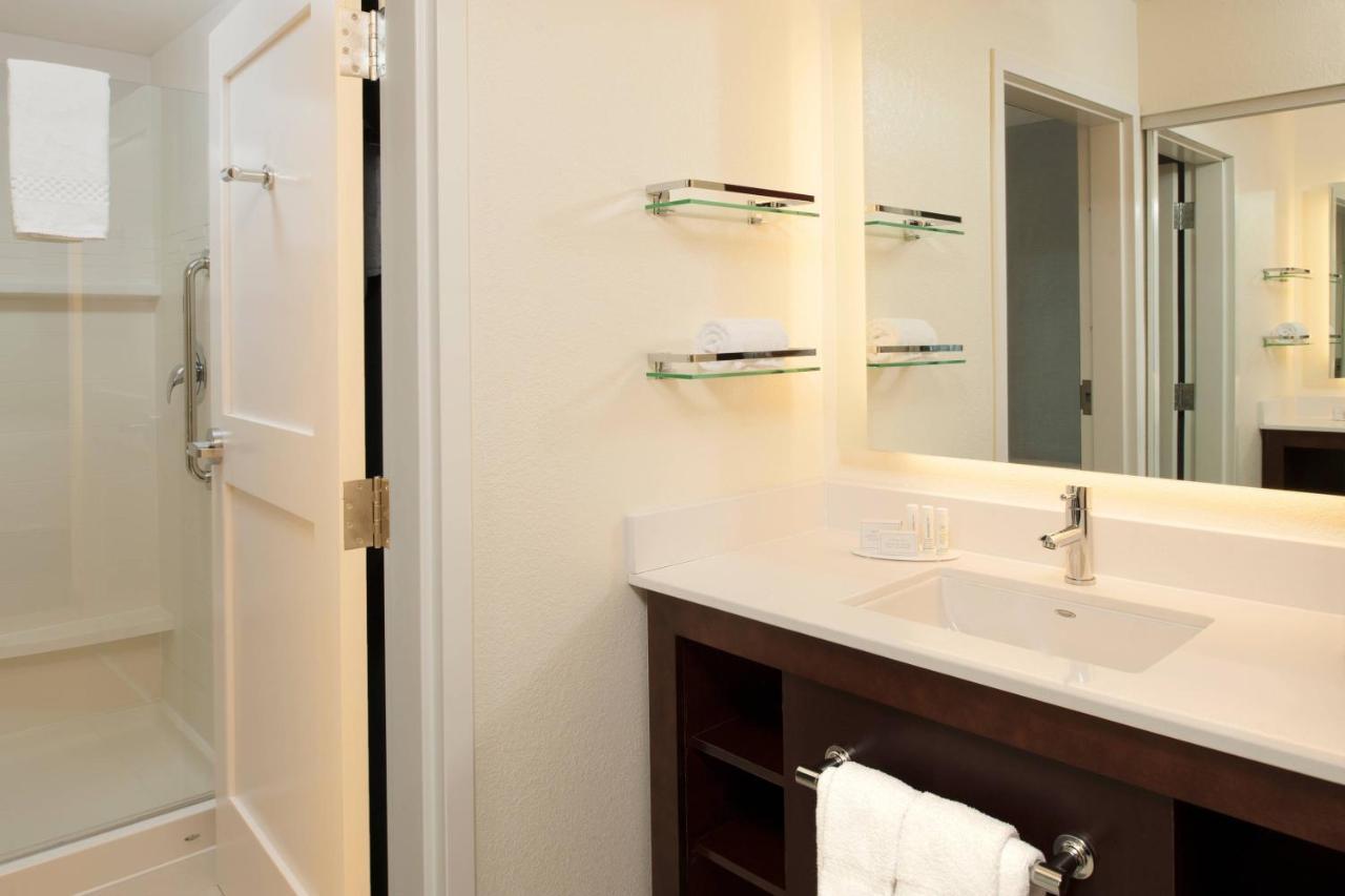 By Marriott Airport Hotel Grand Rapids