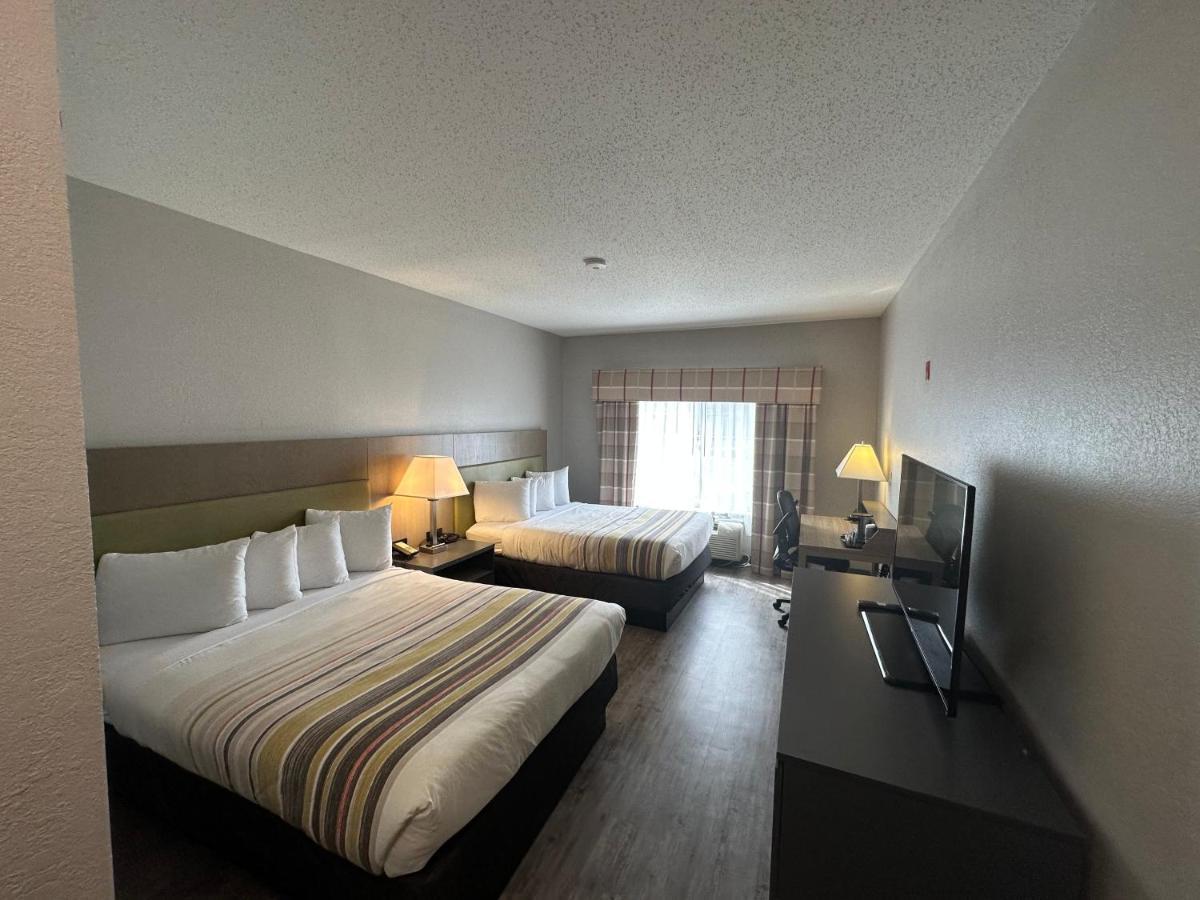 Country & By Radisson, Airport, Mi